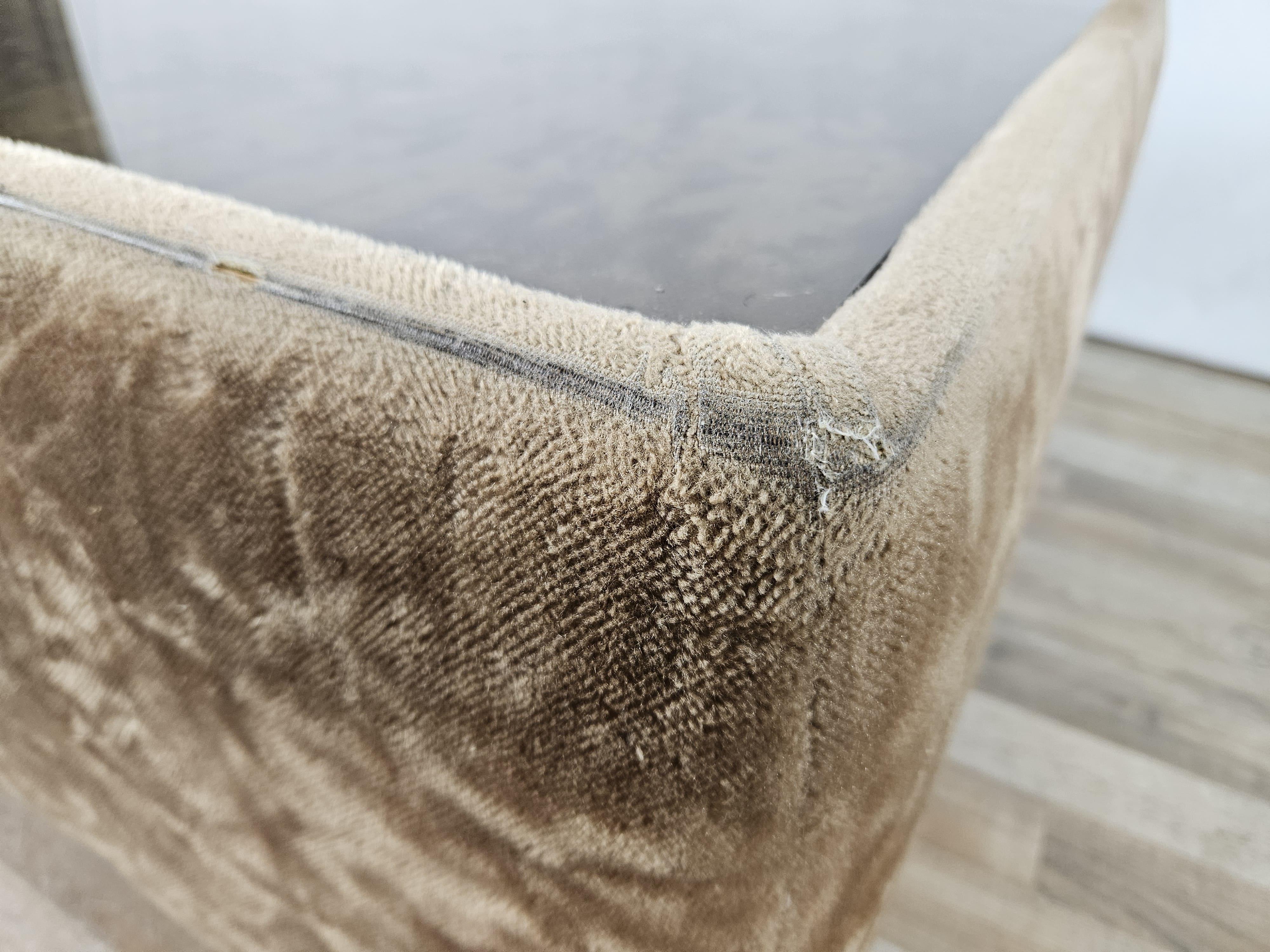 Table basse des années 1970 recouverte de tissu et dotée d'un plateau en verre Bon état - En vente à Premariacco, IT