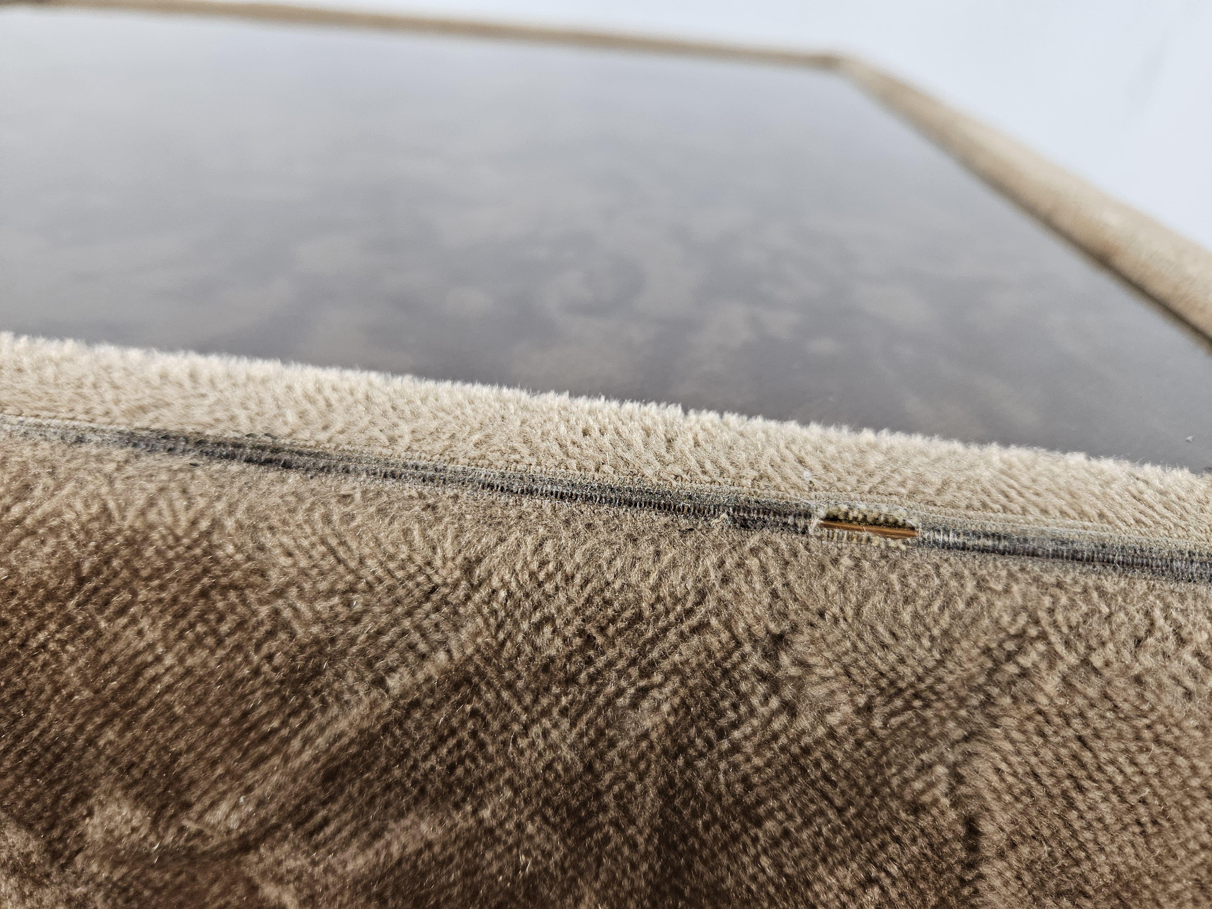 Late 20th Century Table basse des années 1970 recouverte de tissu et dotée d'un plateau en verre en vente