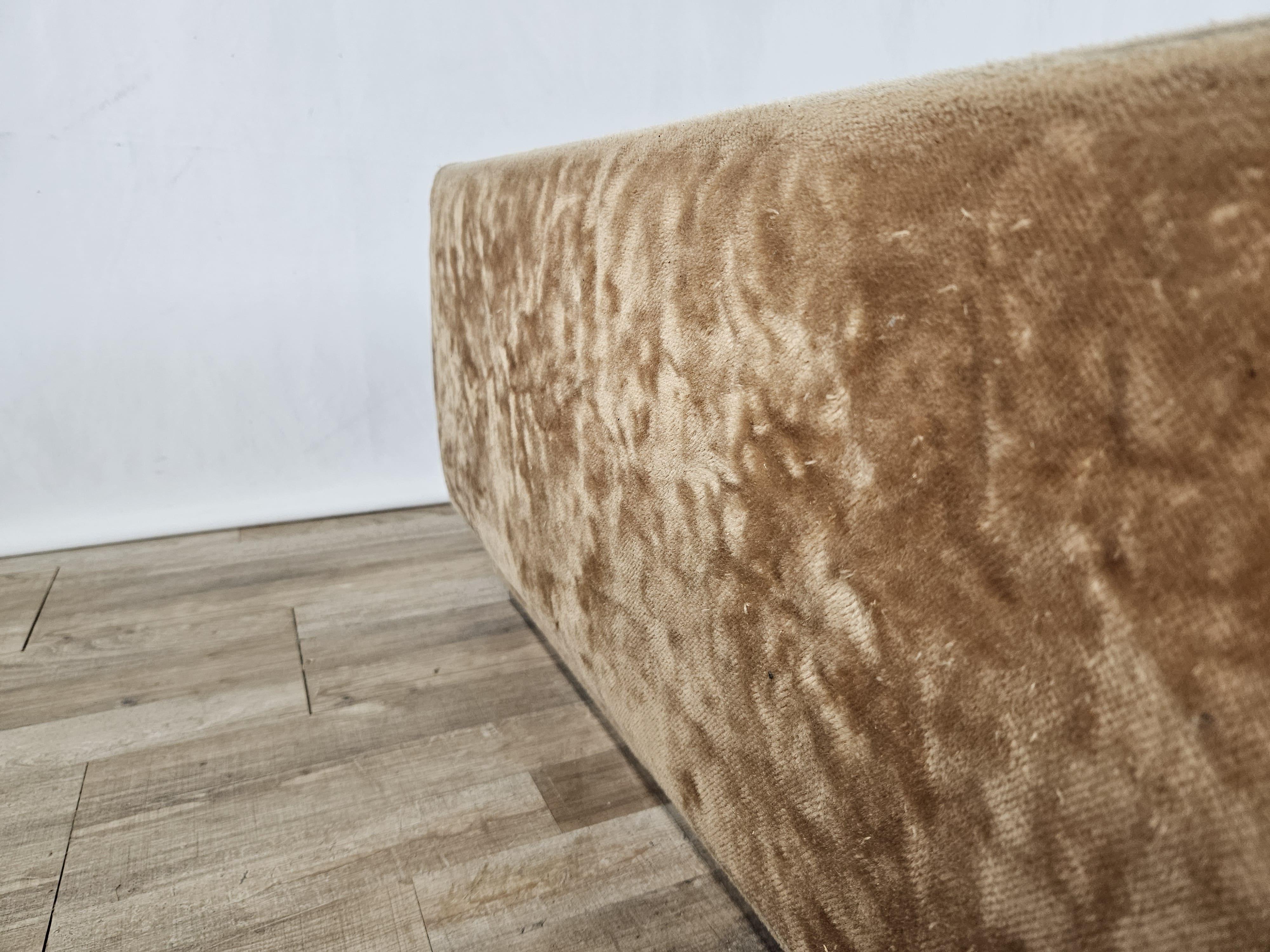 Table basse des années 1970 recouverte de tissu et dotée d'un plateau en verre en vente 1