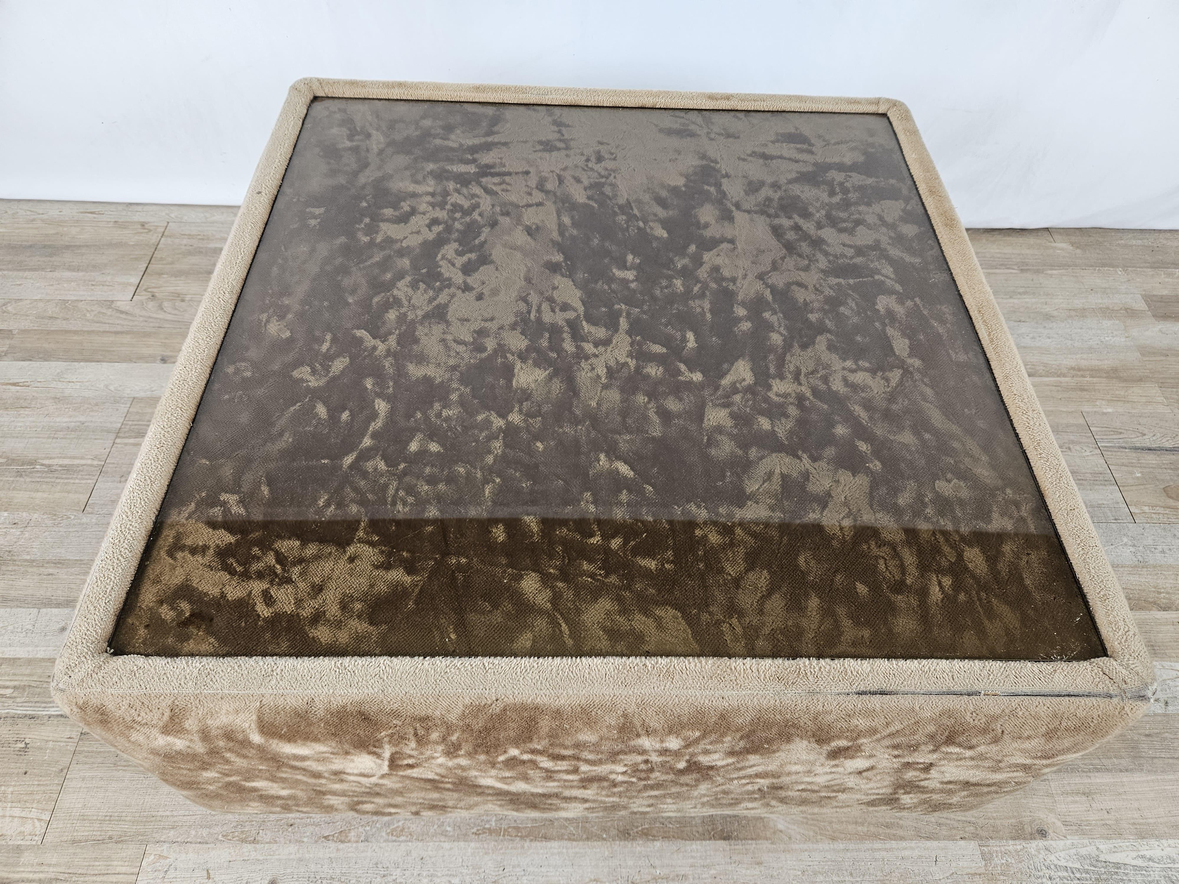 Table basse des années 1970 recouverte de tissu et dotée d'un plateau en verre en vente 2