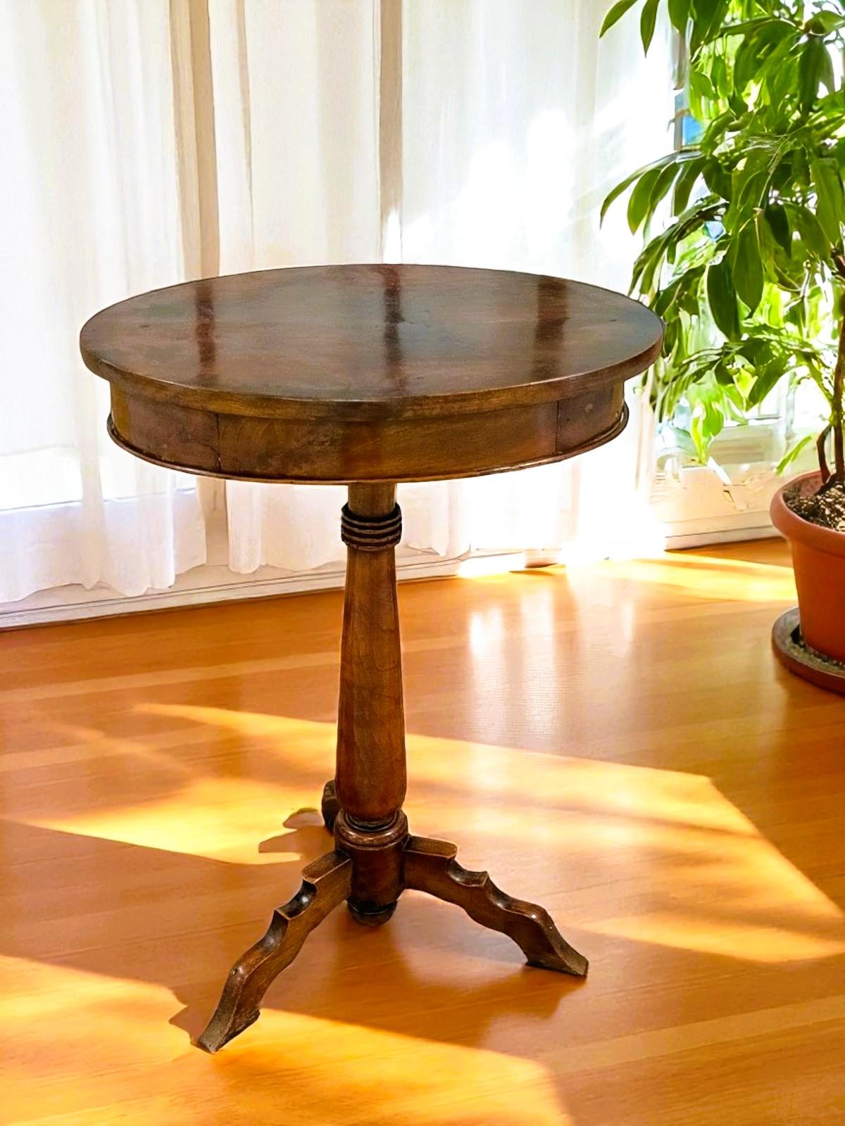 Tavolino Antico Ovale Luigi Filippo – Epoca 1800, in Noce Massello

Elegante tavolino ovale in stile Luigi Filippo, realizzato in pregiato noce massello e risalente alla prima metà del XIX secolo.
Il tavolino si distingue per il suo piano ovale,