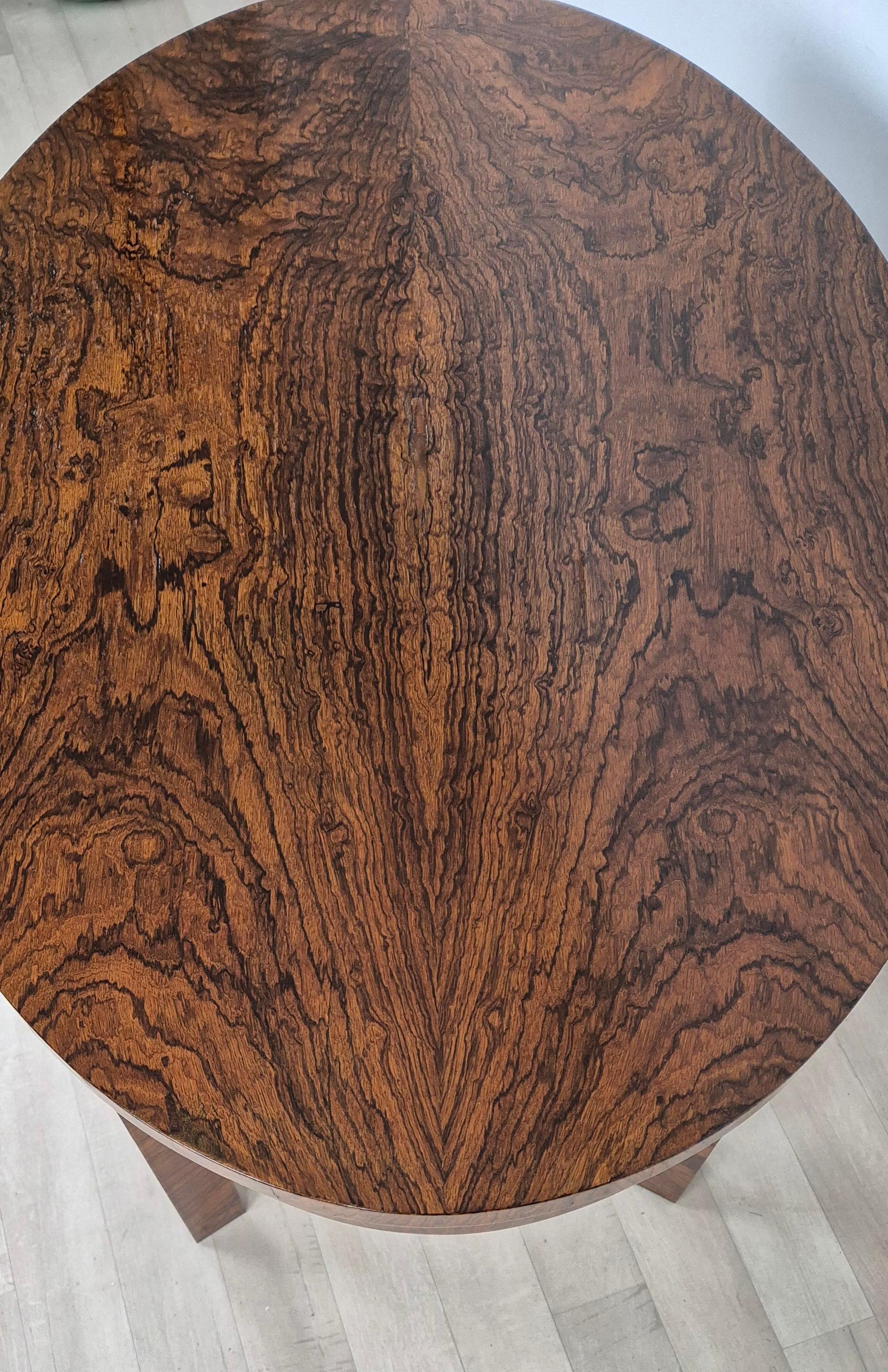 Refined and elegant Viennese Art Deco side table made entirely of Oak Burl.
Oval top and square legs perfect pair of Art Dèco.
Entirely dismountable.
Hard-to-find furniture in addition to being a Design piece.

Restored with shellac to period