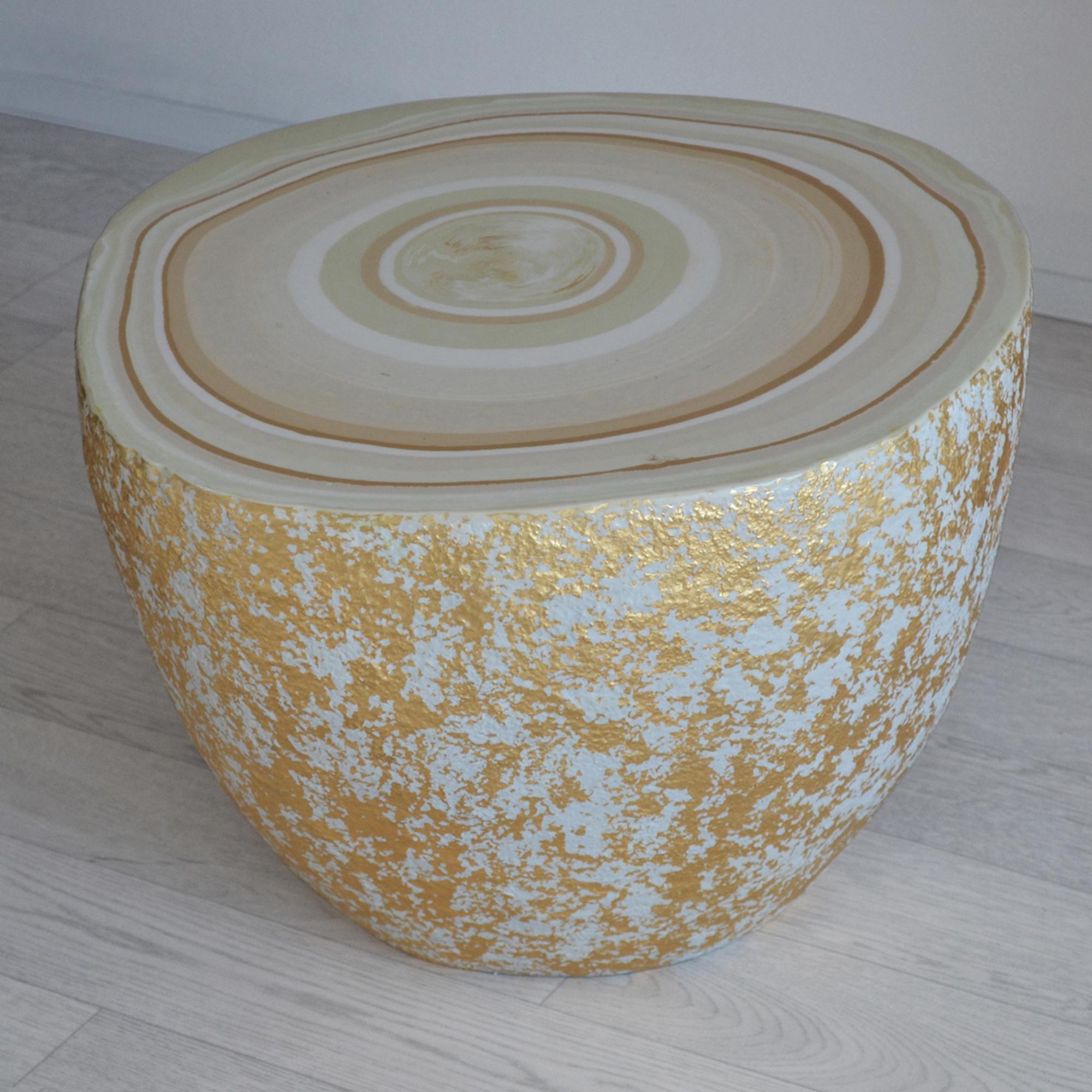 Hypnotic in its contrasting patterns and textures, this coffee table represents an extraordinary fusion of eccentricity and minimalism. The rough sides are enhanced by an elegant shaded gold effect, while the smooth top features a pattern of