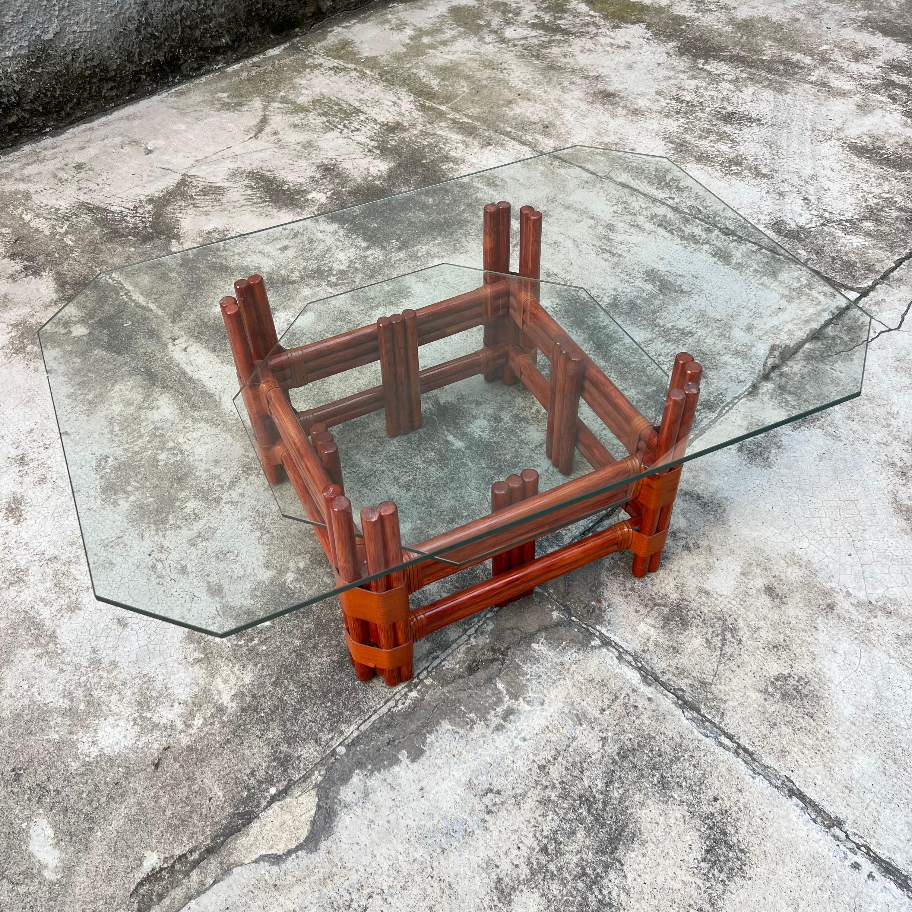 Mesa baja de bambú y cristal con dos estantes -  Maugrion/Roche Bobois - Francia - Años 80 Moderno de mediados de siglo en venta