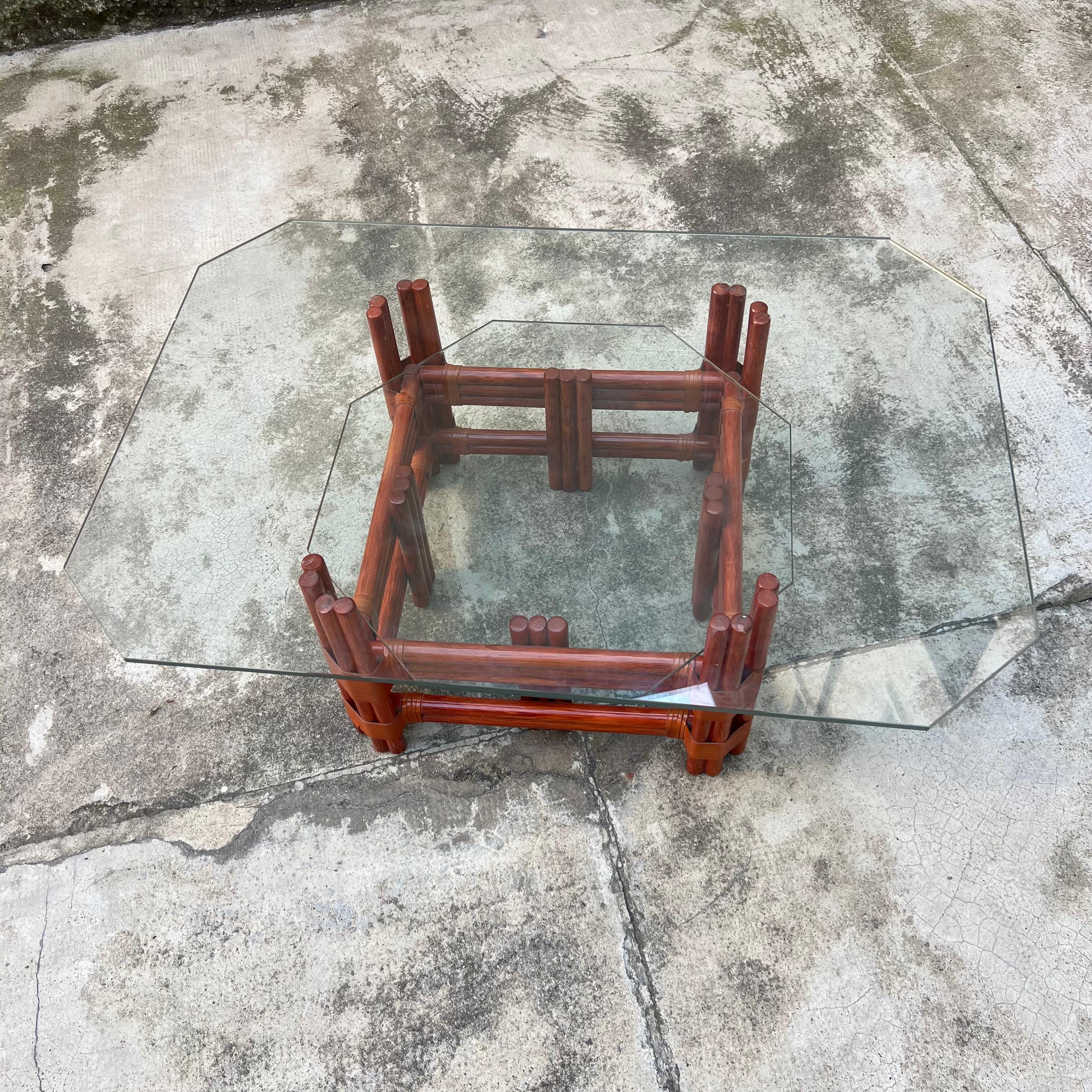 Mesa baja de bambú y cristal con dos estantes -  Maugrion/Roche Bobois - Francia - Años 80 French en venta