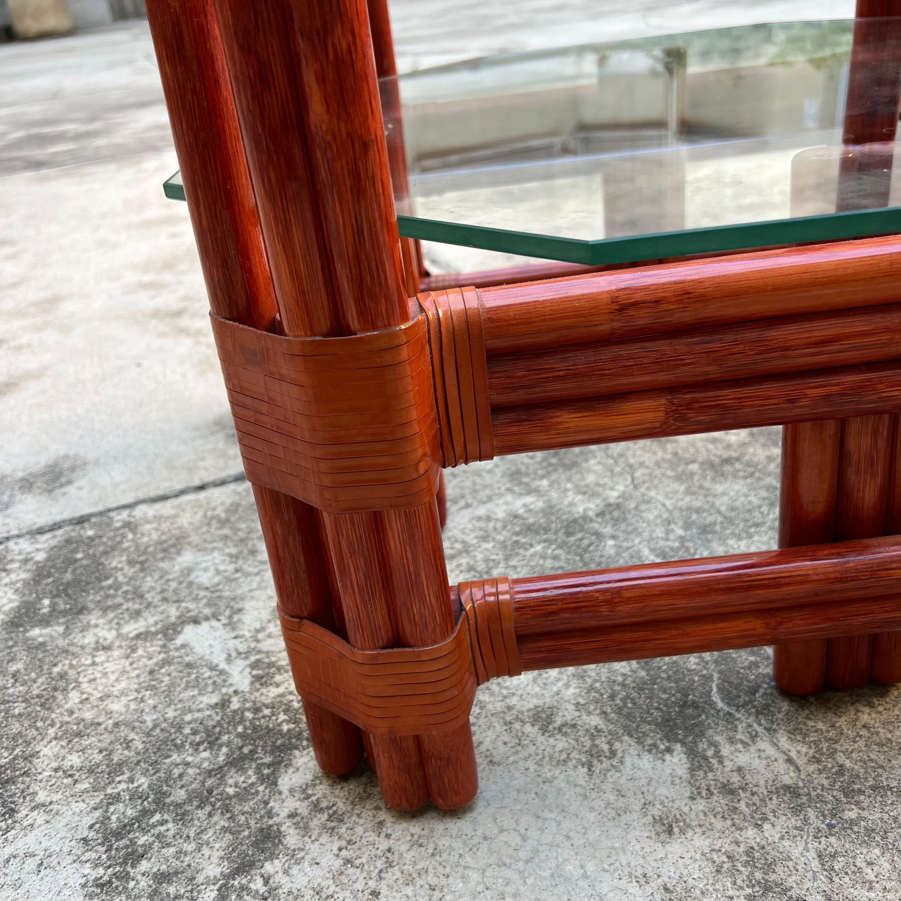 Mesa baja de bambú y cristal con dos estantes -  Maugrion/Roche Bobois - Francia - Años 80 20th Century en venta