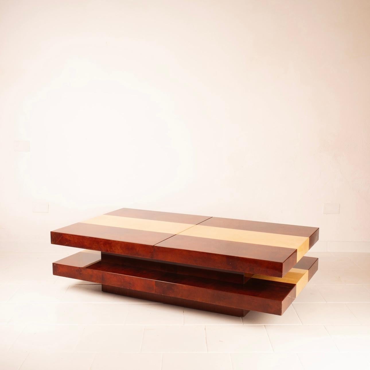 Découvrez notre extraordinaire table basse en parchemin, un authentique chef-d'œuvre de design des années 1960 créé par le célèbre artisan et artiste lombard Aldo Tura.
Cette table basse se distingue par son design impressionnant, dont le plateau