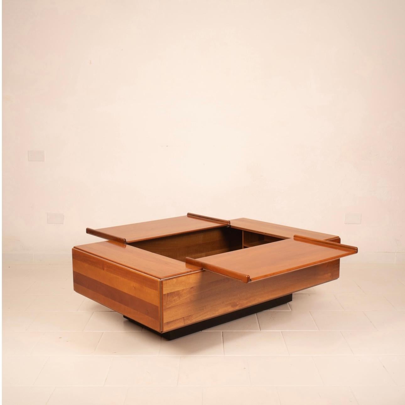 Extraordinaire et très rare table de bar appartenant à la célèbre série Torcello conçue par Afra et Tobia Scarpa dans les années 1970 pour Stildomus.
Une pièce d'excellente facture, entièrement réalisée en bois massif lamellé de noyer clair, avec