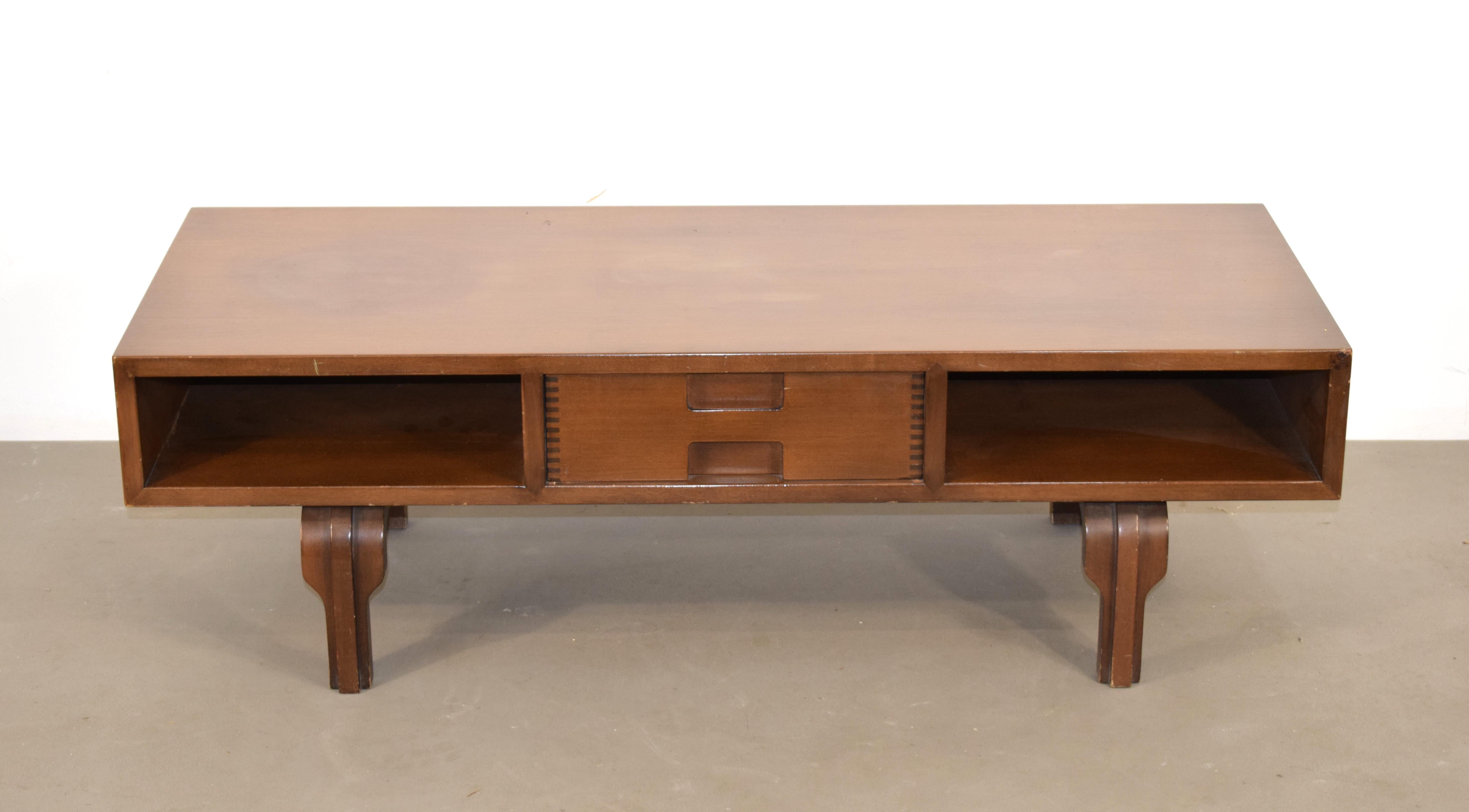 Tavolino basso da salotto dei Cantieri Carugati, produzione italiana degli anni '60.
Completamente in legno, ottima manifattura, qualità eccelsa del legno.
Condizioni buone, struttura solida, nessuna rottura, evidenti segni del tempo sul piano,