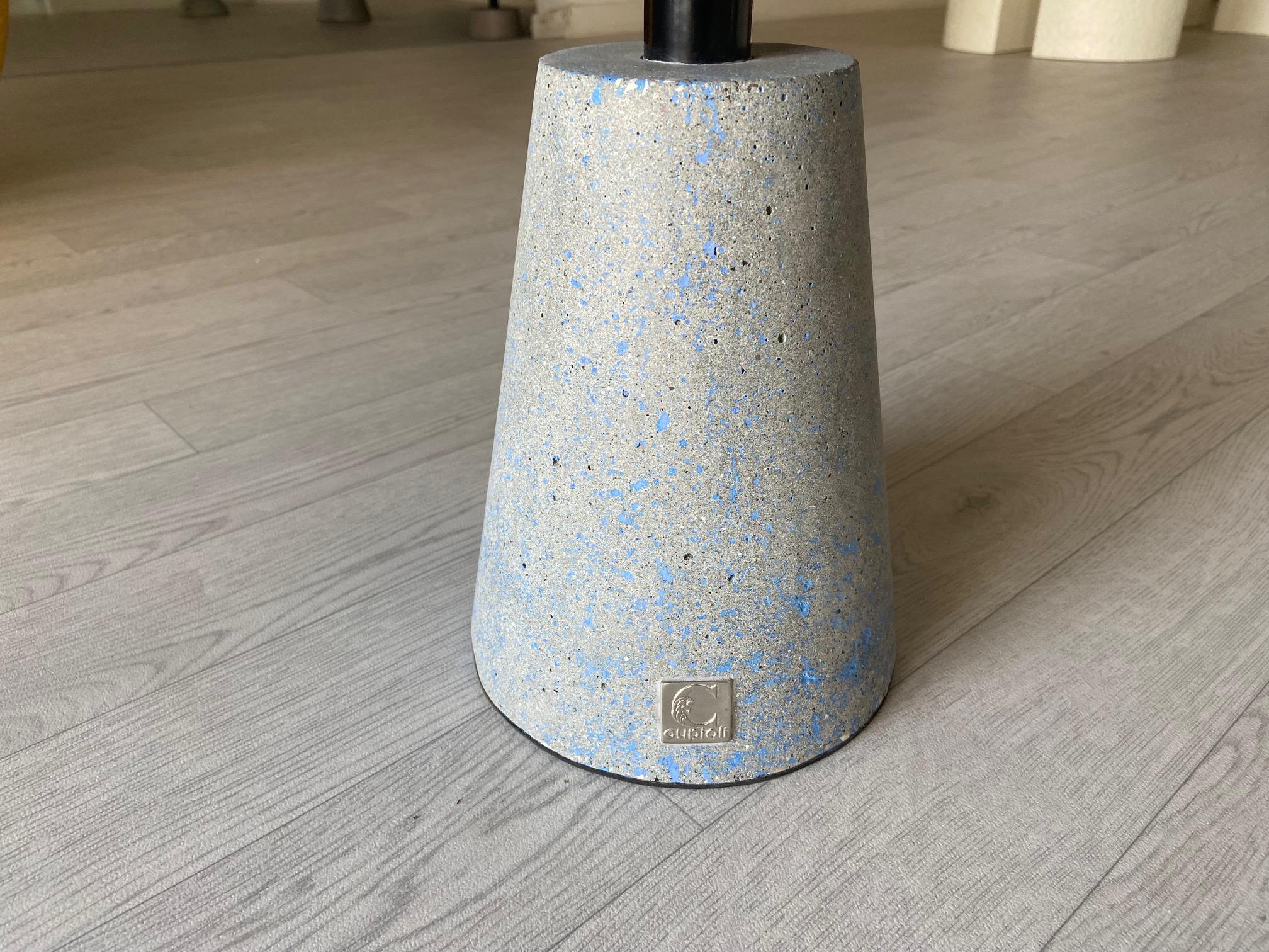 Couchtisch Eisen und Zement Basis Hellblaue Platte Handgemacht in Italien von Cupioli im Zustand „Neu“ im Angebot in Rimini, IT