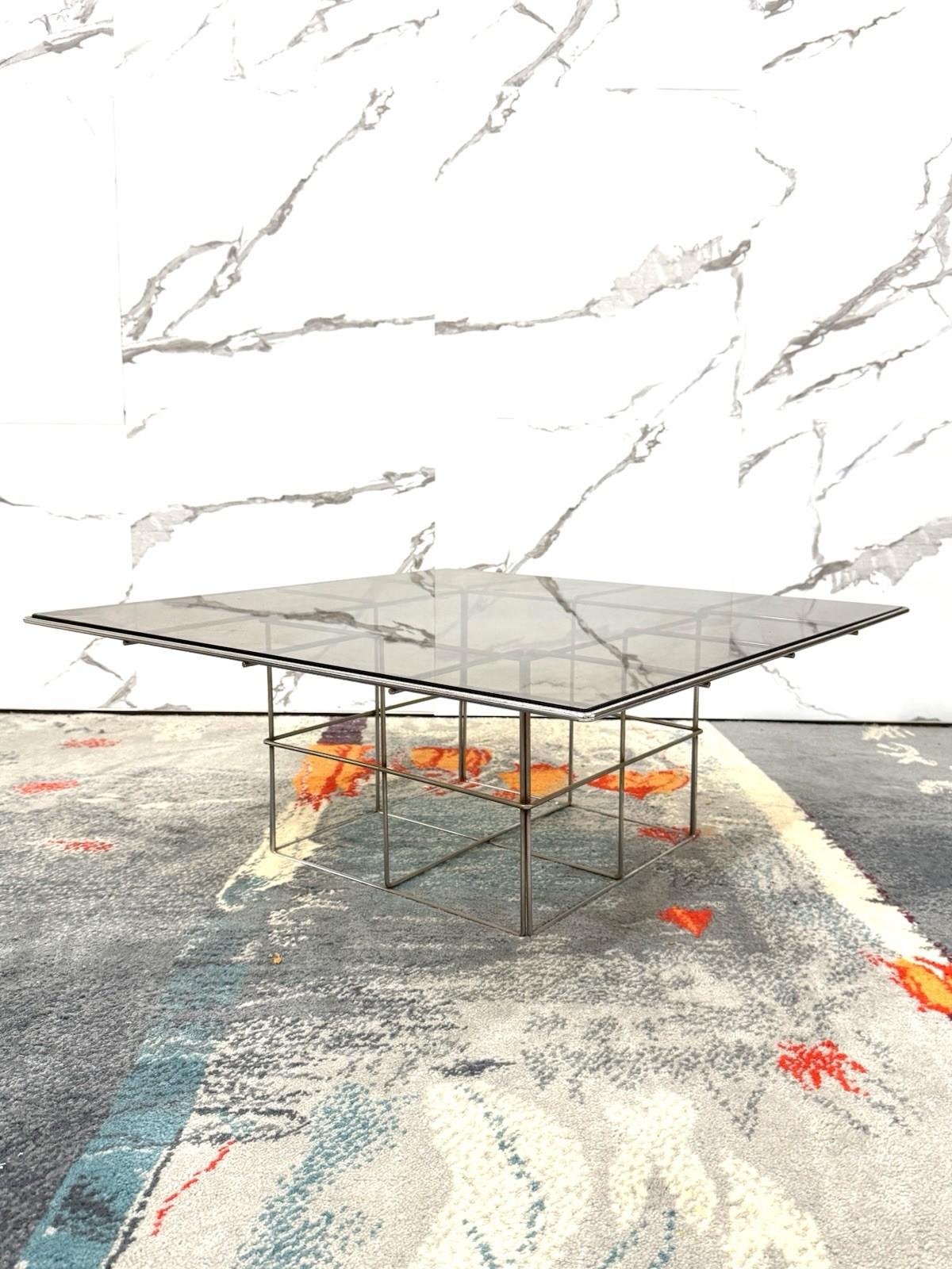 Magnifique table basse en acier chromé et plateau en verre de couleur sépia, réalisée dans les années 1970, fabrication italienne.

L'article est en bon état de conservation, il n'y a pas de défauts esthétiques ou structurels majeurs à signaler,