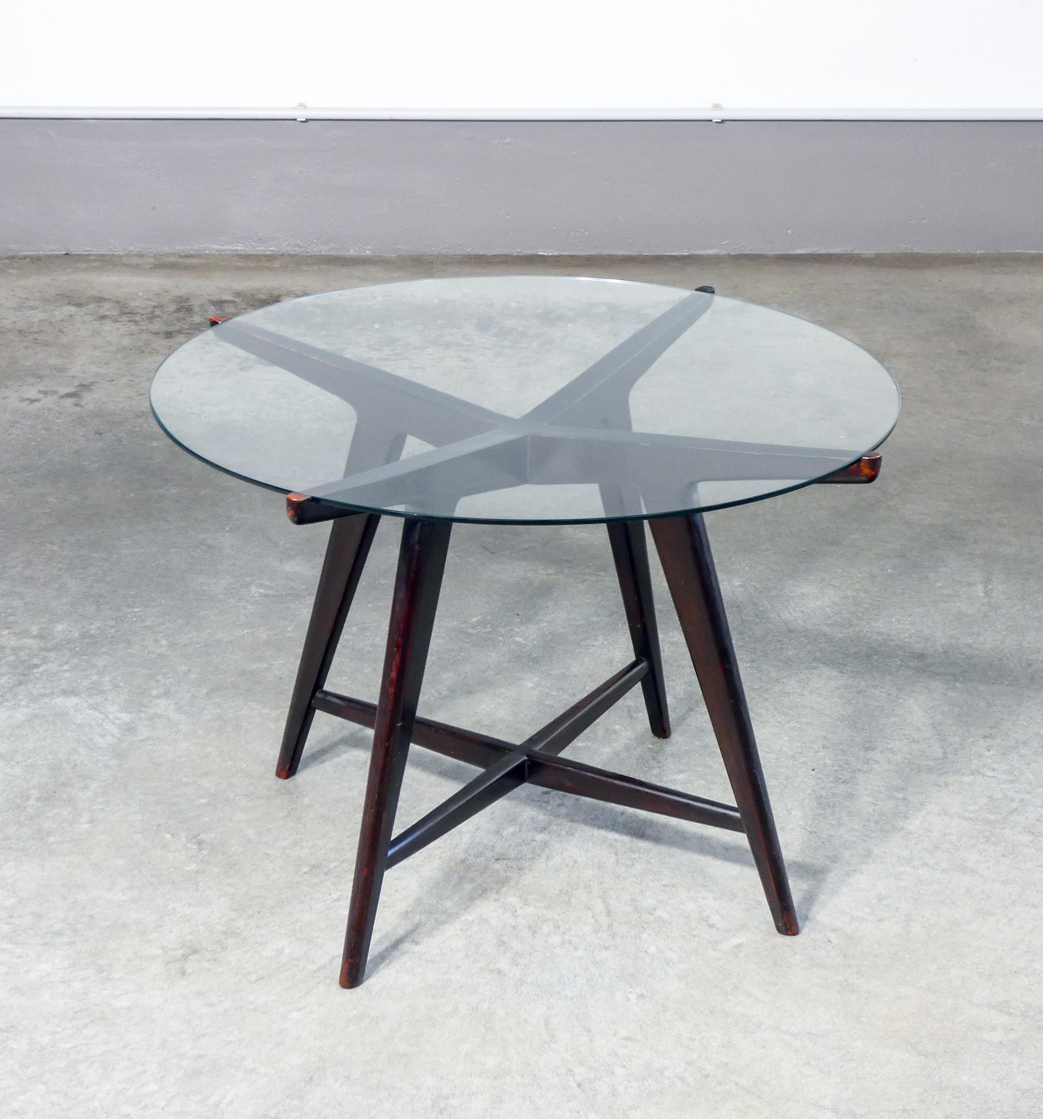 Tavolino basso,
design attribuito
a Paolo BUFFA,
con piano tondo
in vetro e struttura
in legno laccato.

ORIGINE
Italia

PERIODO
Anni 50

DESIGNER
Attribuito a Paolo BUFFA

MATERIALI
Piano in vetro, struttura in legno laccato

DIMENSIONI
Ø 71 cm
H