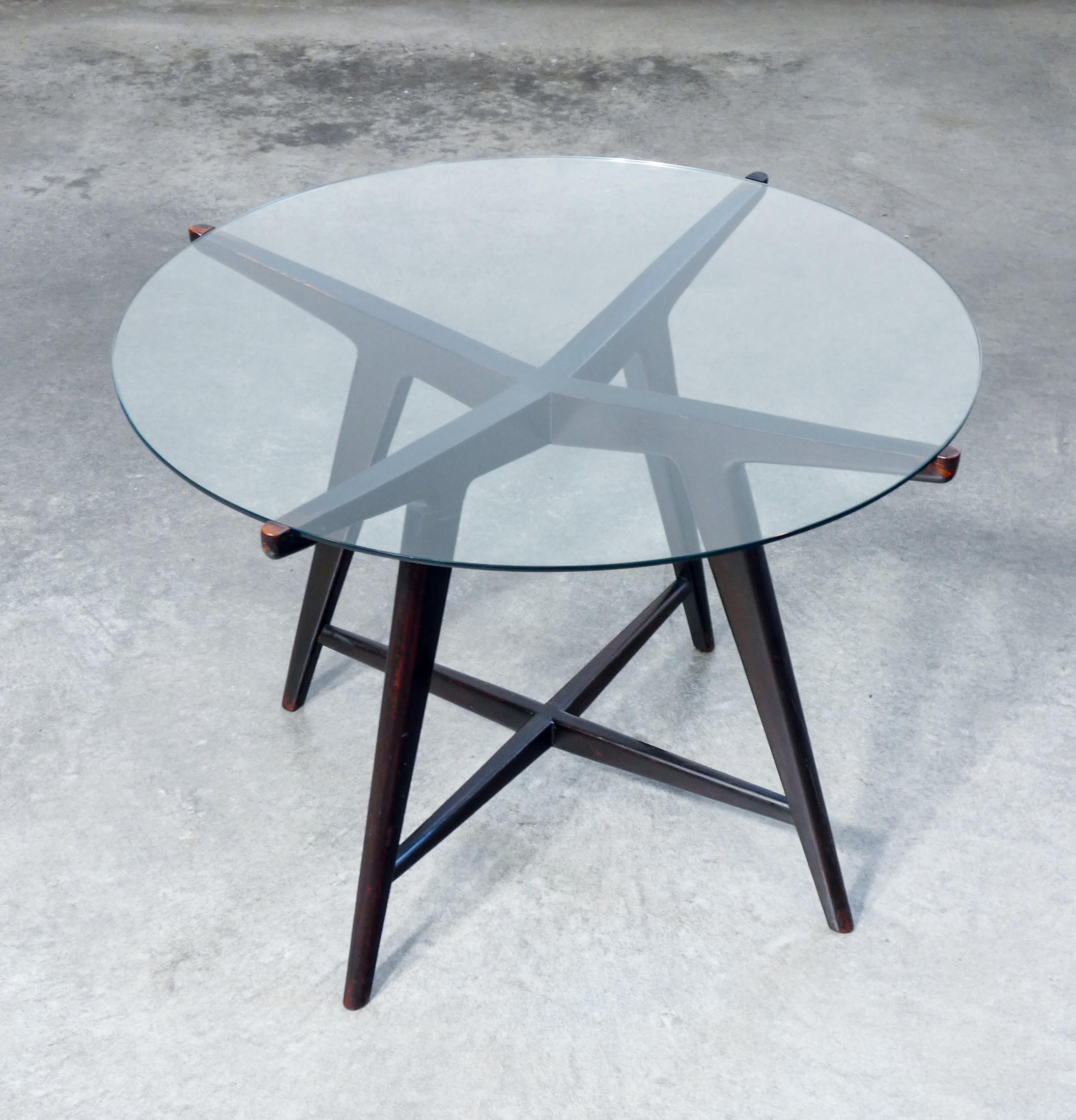 Italian Tavolino basso, design attribuito a Paolo BUFFA, con piano tondo in vetro. 1950s in vendita