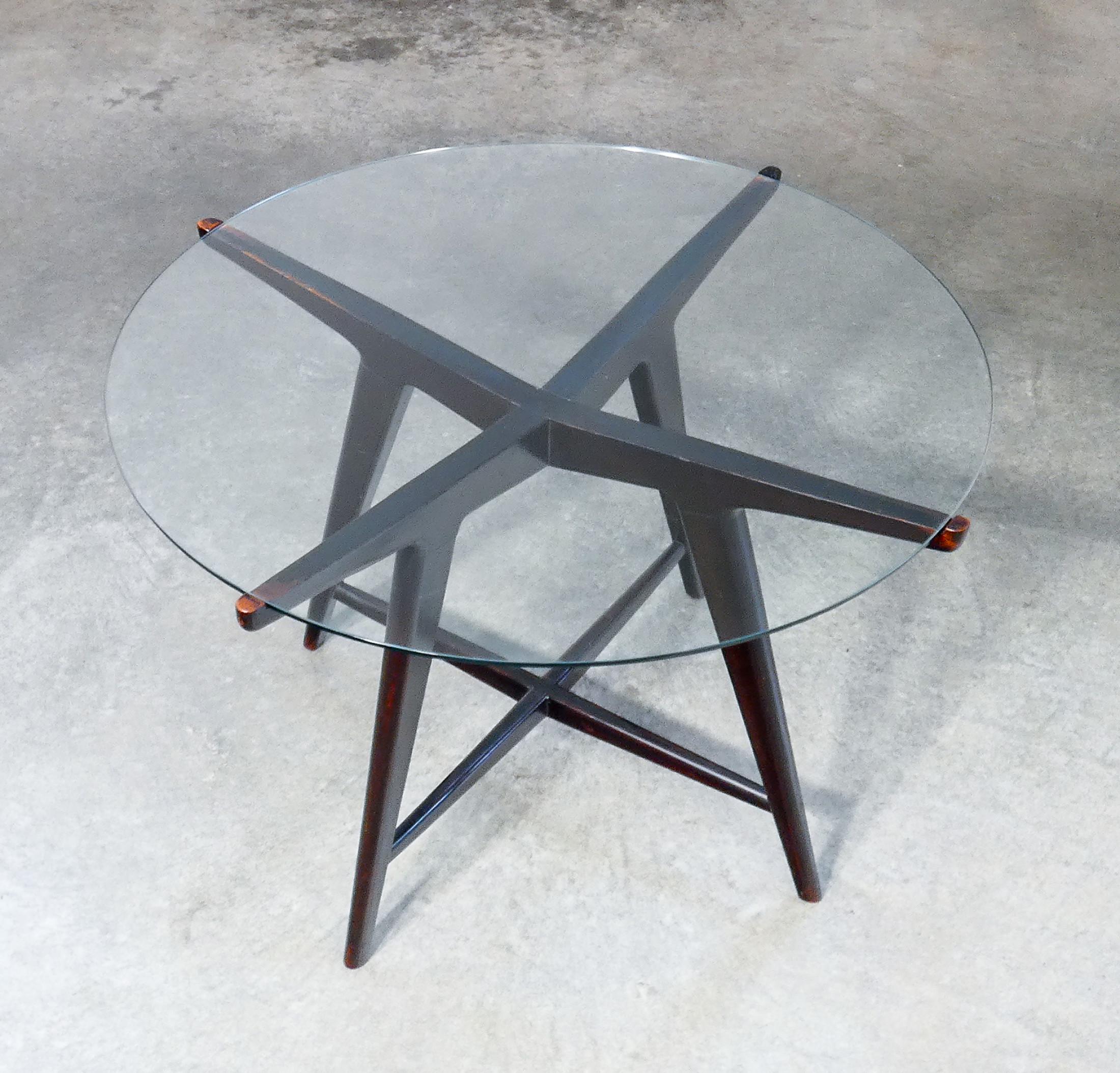 Tavolino basso, design attribuito a Paolo BUFFA, con piano tondo in vetro. 1950s In condizioni buone in vendita a Torino, IT