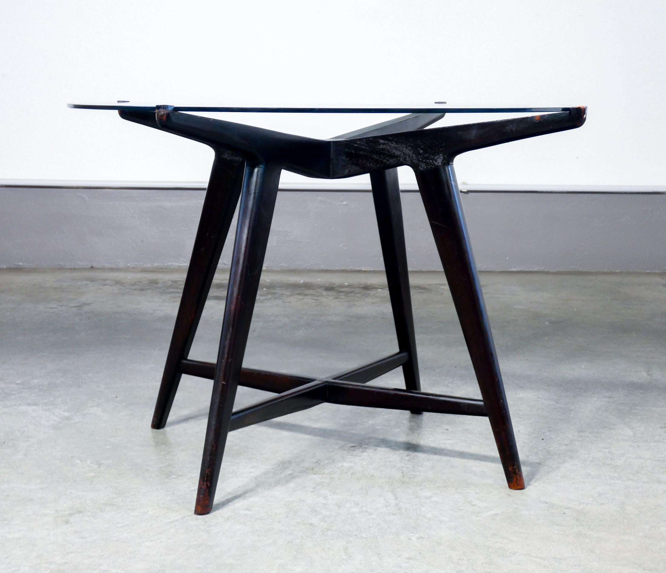 Mid-20th Century Tavolino basso, design attribuito a Paolo BUFFA, con piano tondo in vetro. 1950s in vendita