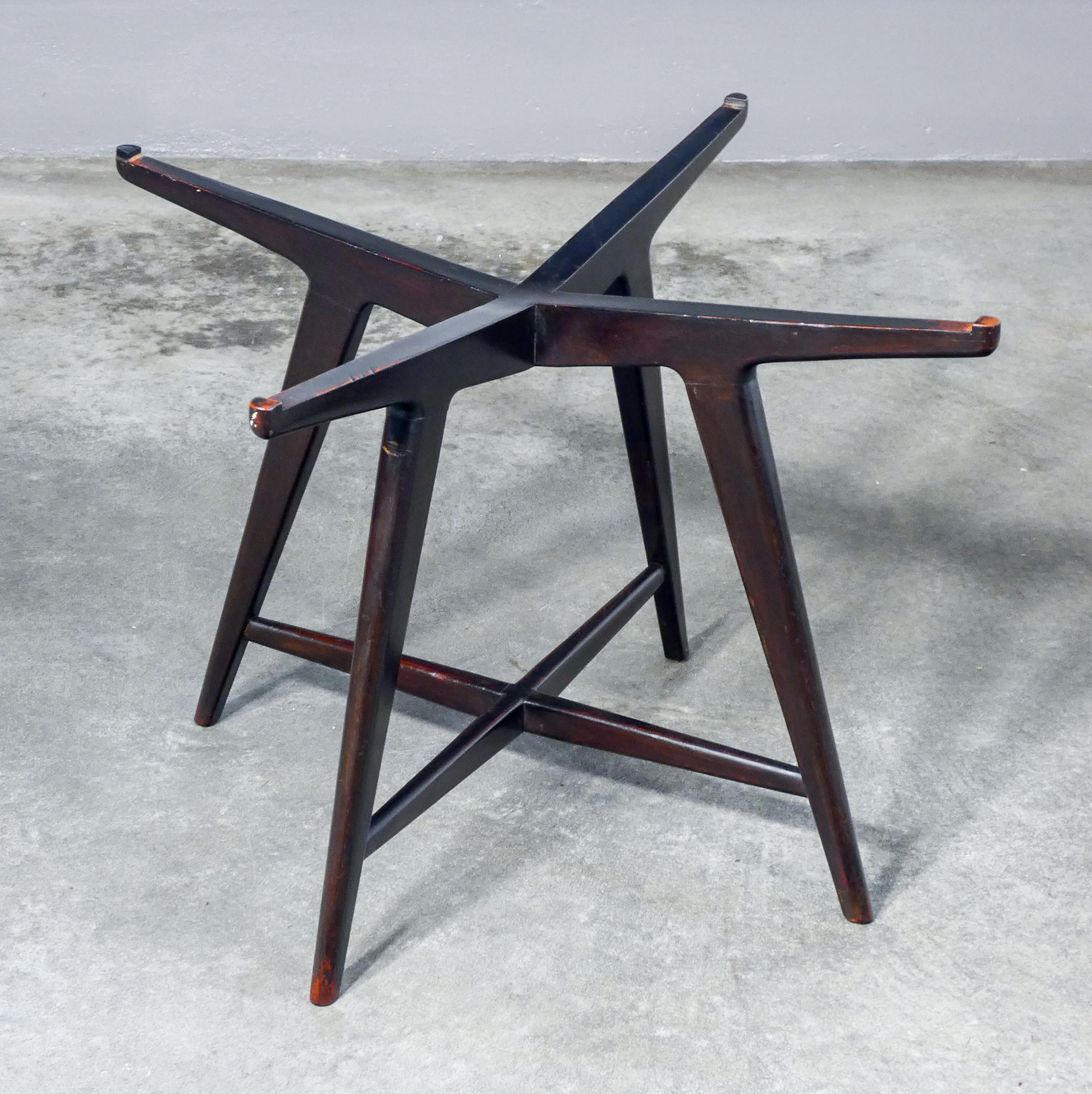 Vetro Tavolino basso, design attribuito a Paolo BUFFA, con piano tondo in vetro. 1950s in vendita
