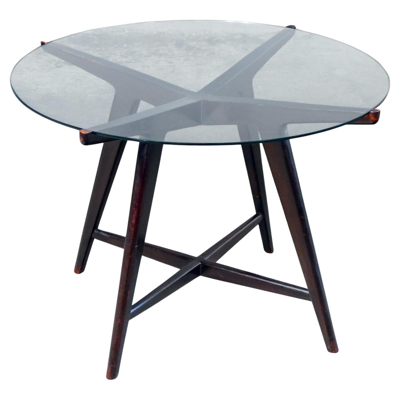 Tavolino basso, design attribuito a Paolo BUFFA, con piano tondo in vetro. 1950s in vendita
