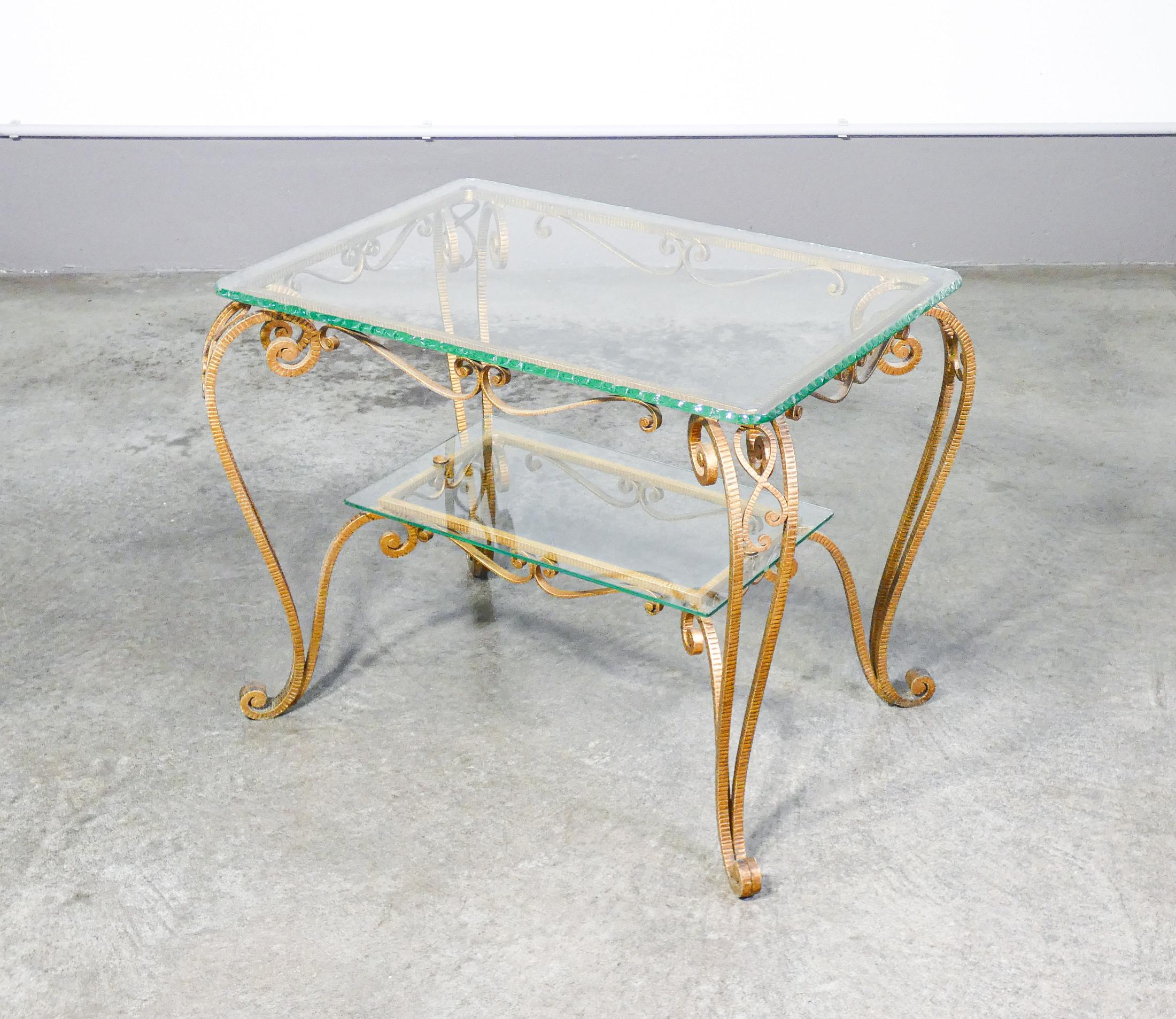 _ Low side table
design Pier Luigi COLLI,
gold-plated metal,
with two glass tops,
the upper with edge
chiseled.

ORIGIN
Italy

PERIOD
1950s

DESIGNER
PIER LUIGI COLLI (1895-1968) attended courses at the École des arts décoratifs in Paris and