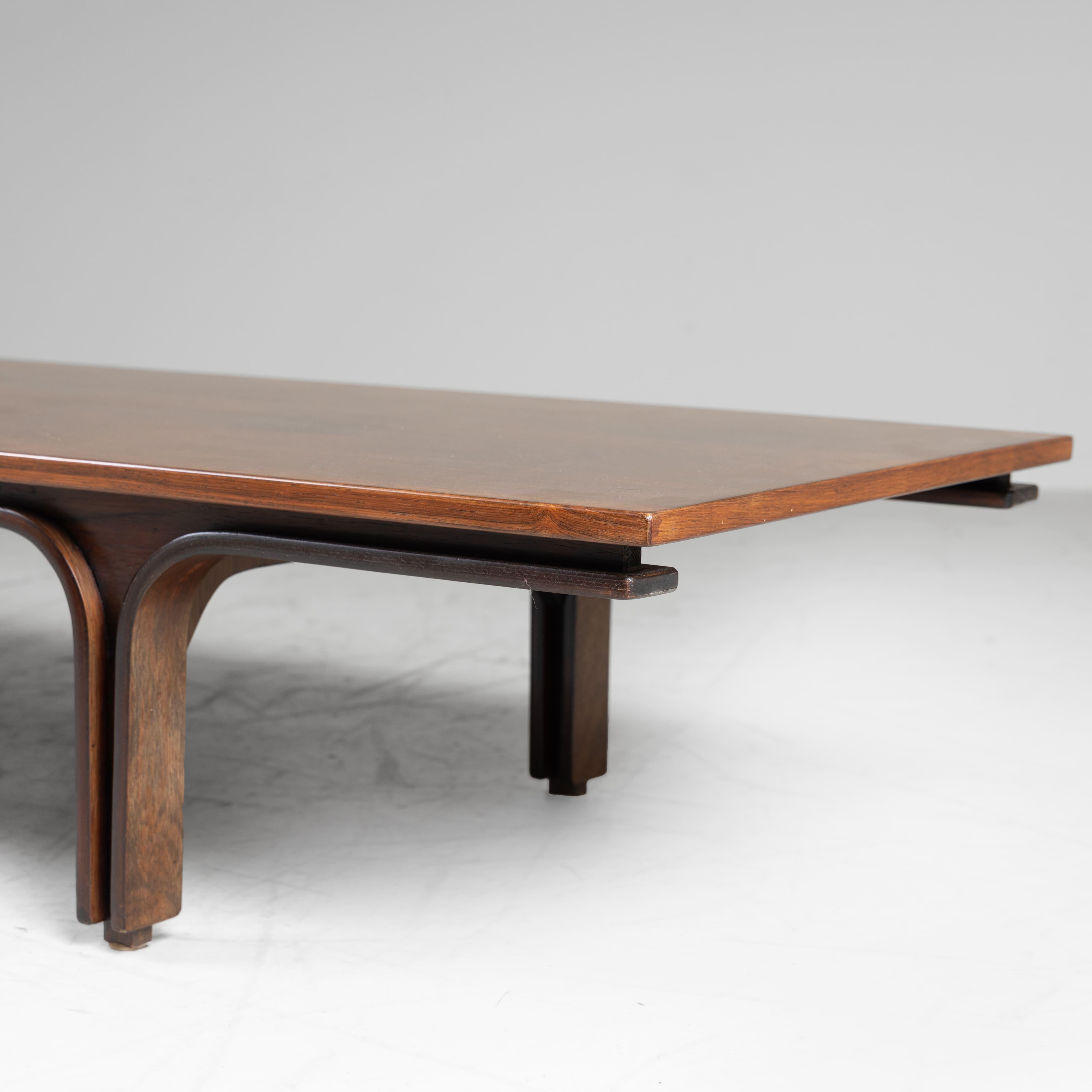 Tavolino basso in legno di palissandro, Gianfranco Frattini per Bernini, 1960. Elegante esempio di design italiano degli anni ’60, caratterizzato da linee pulite, proporzioni bilanciate e una raffinata lavorazione del legno. Condizioni vintage