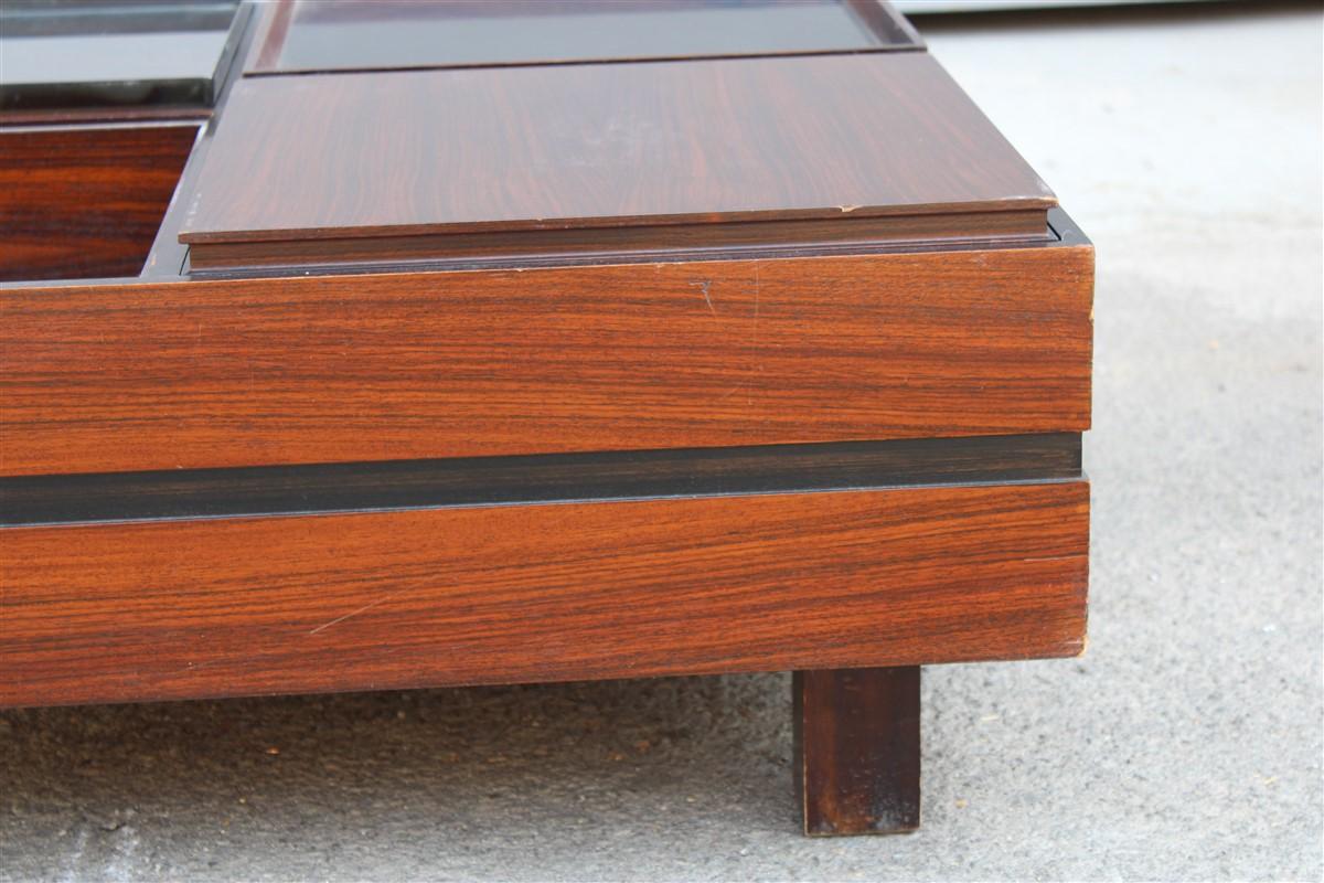 Mid-Century moderno Tavolino Basso in legno quadrato con vassoi Luigi Sormani 1960 Italia Ottone in vendita