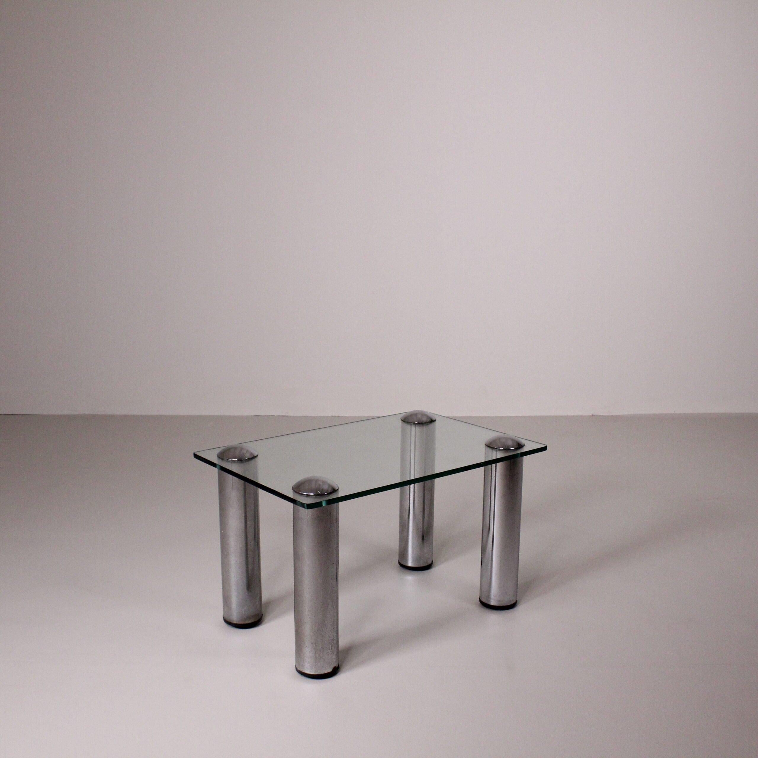 Low glass and steel coffee table, Manifattura Italiana, circa 1970 In Good Condition For Sale In Milano, Lombardia