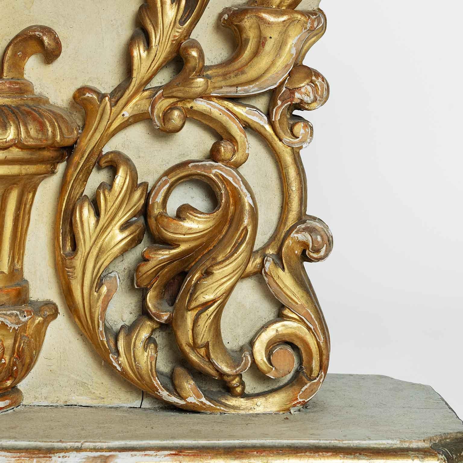 Italienischer niedriger Tisch Scagliola Platte und Sockel mit vergoldeten Barockfriesen 1700 (Late 20th Century) im Angebot