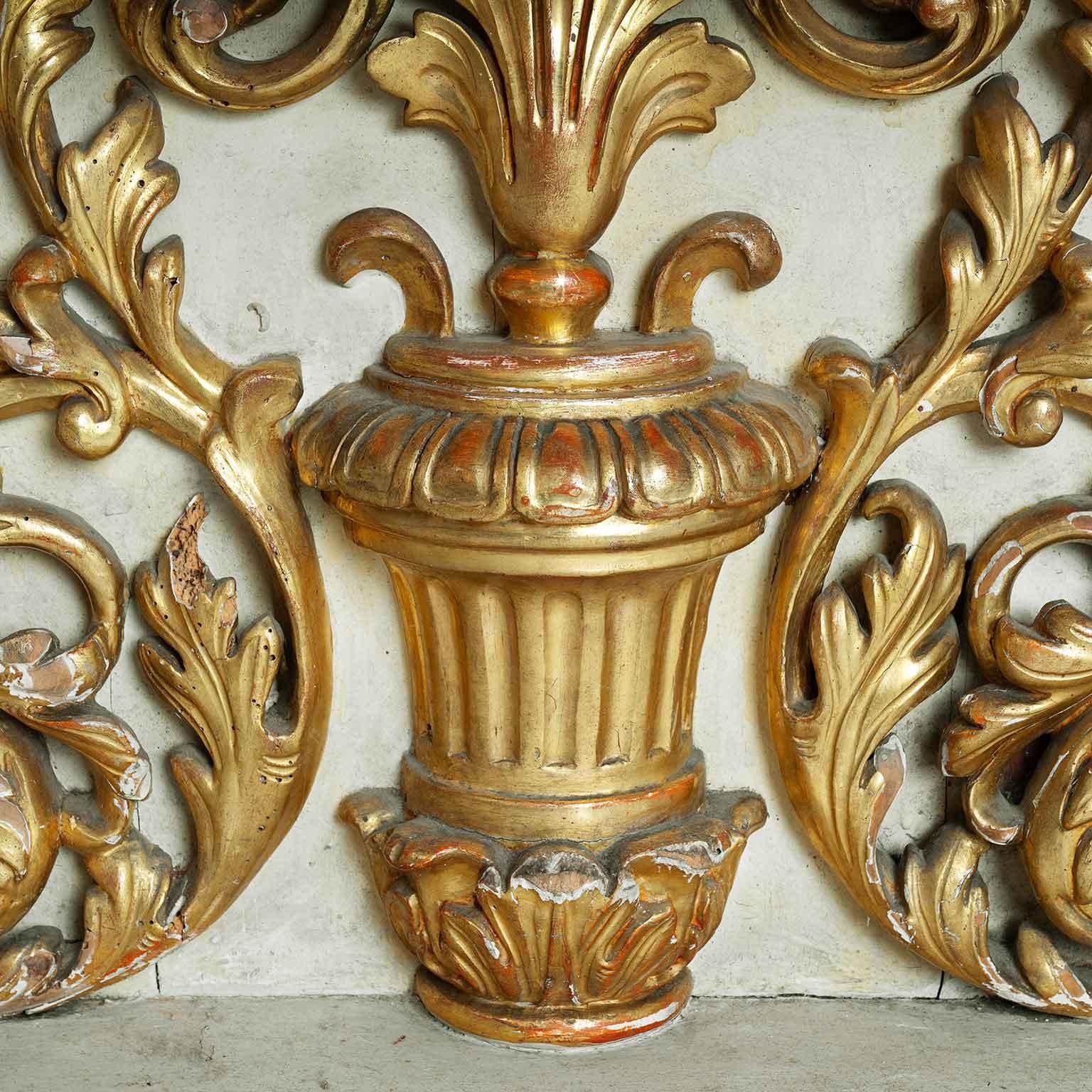 Italienischer niedriger Tisch Scagliola Platte und Sockel mit vergoldeten Barockfriesen 1700 (Stuckmarmor) im Angebot