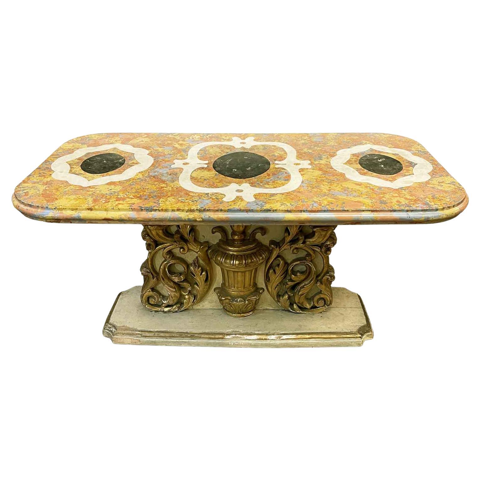 Italienischer niedriger Tisch Scagliola Platte und Sockel mit vergoldeten Barockfriesen 1700 im Angebot