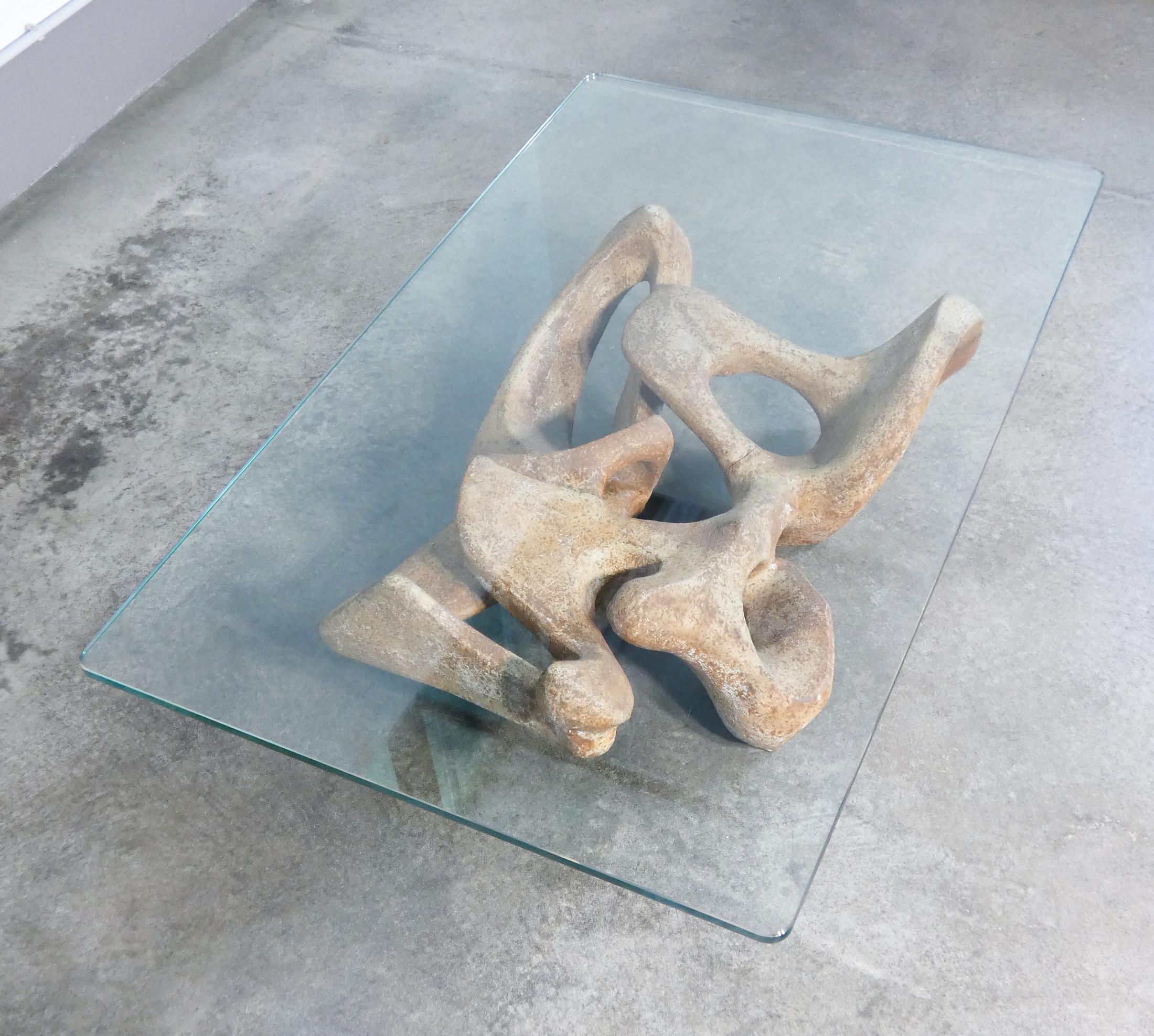 Vetro Tavolino basso Kamasutra, design italiano, in cemento e cristallo. Italia, 1990s
