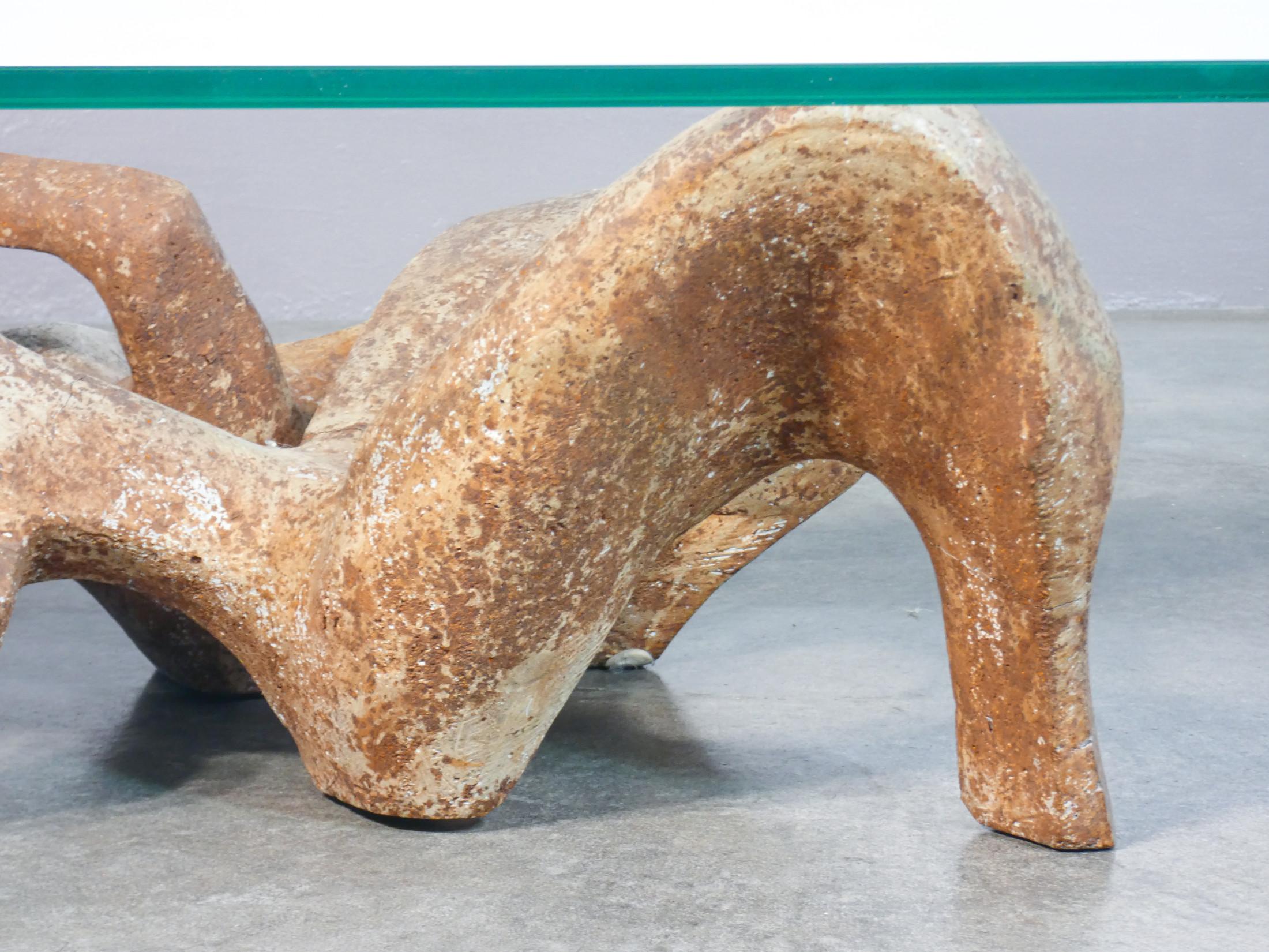 Tavolino basso Kamasutra, design italiano, in cemento e cristallo. Italia, 1990s 3