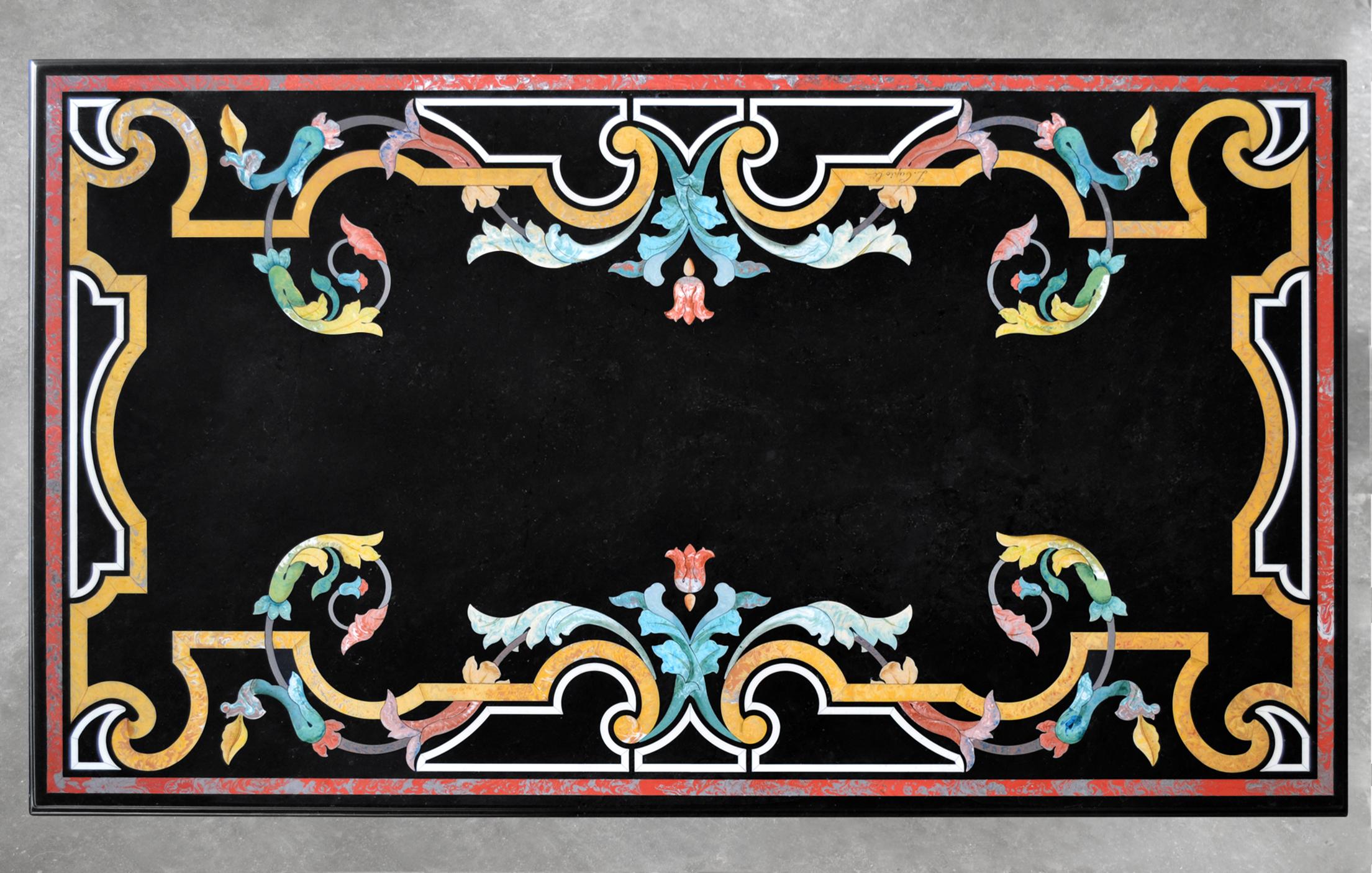 Coffee table made with the decorative technique of 'scagliola inlay on a Black marble top, which rests on a black lacquered wooden base with a trapezoidal shape.
Le capacità  artistic  vengono messe a disposizione  to create art pieces that become