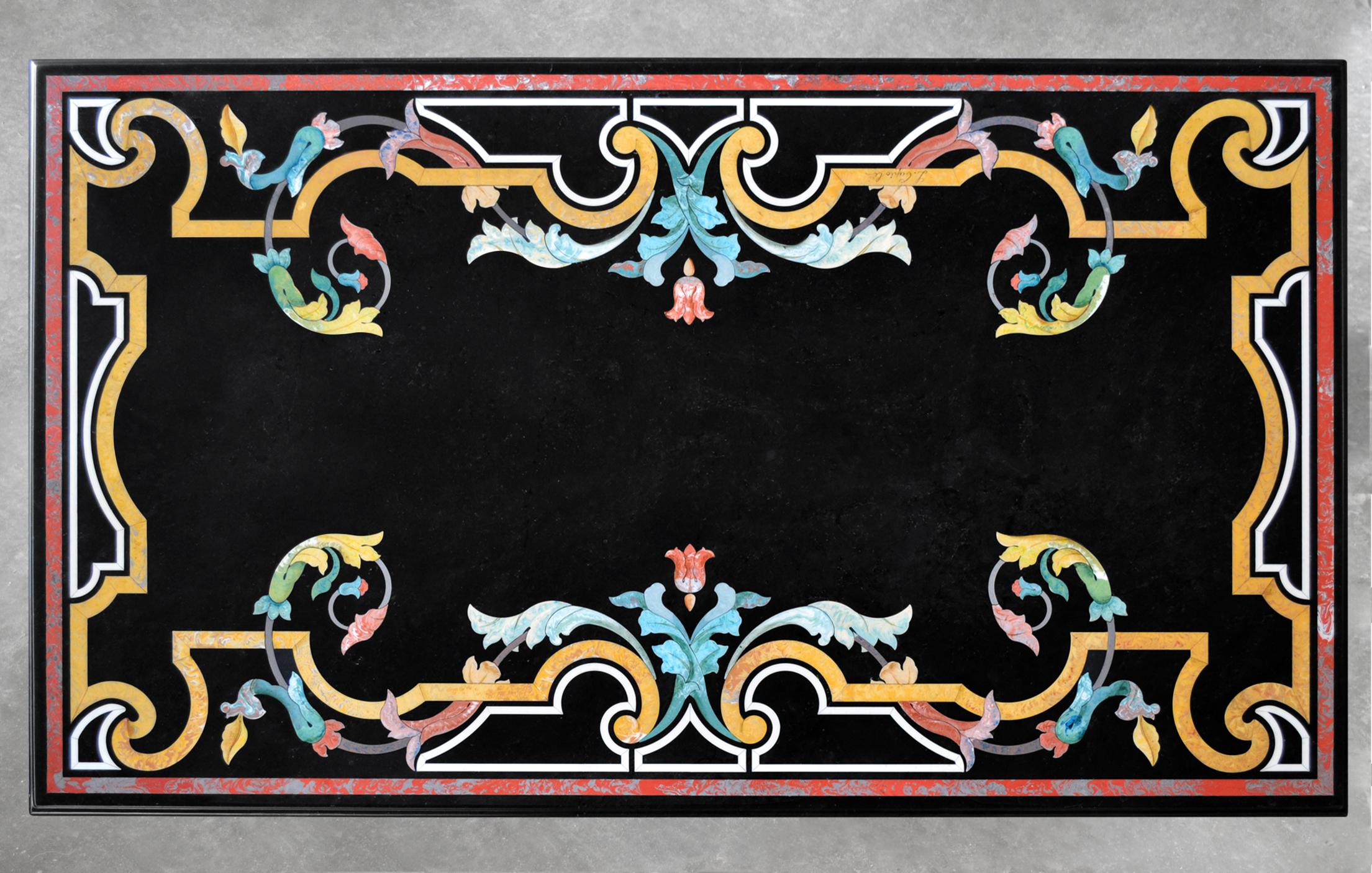 Table basse réalisée avec la technique décorative de l'incrustation de scagliola sur un plateau en marbre noir, qui repose sur une base en bois laqué noir de forme trapézoïdale.
Capacités  artistique  sont mis à disposition  pour créer des œuvres