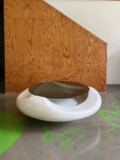 Tavolino bianco in vetroresina e vetro fumè "UfoTable" di Astarte Milano anni 60