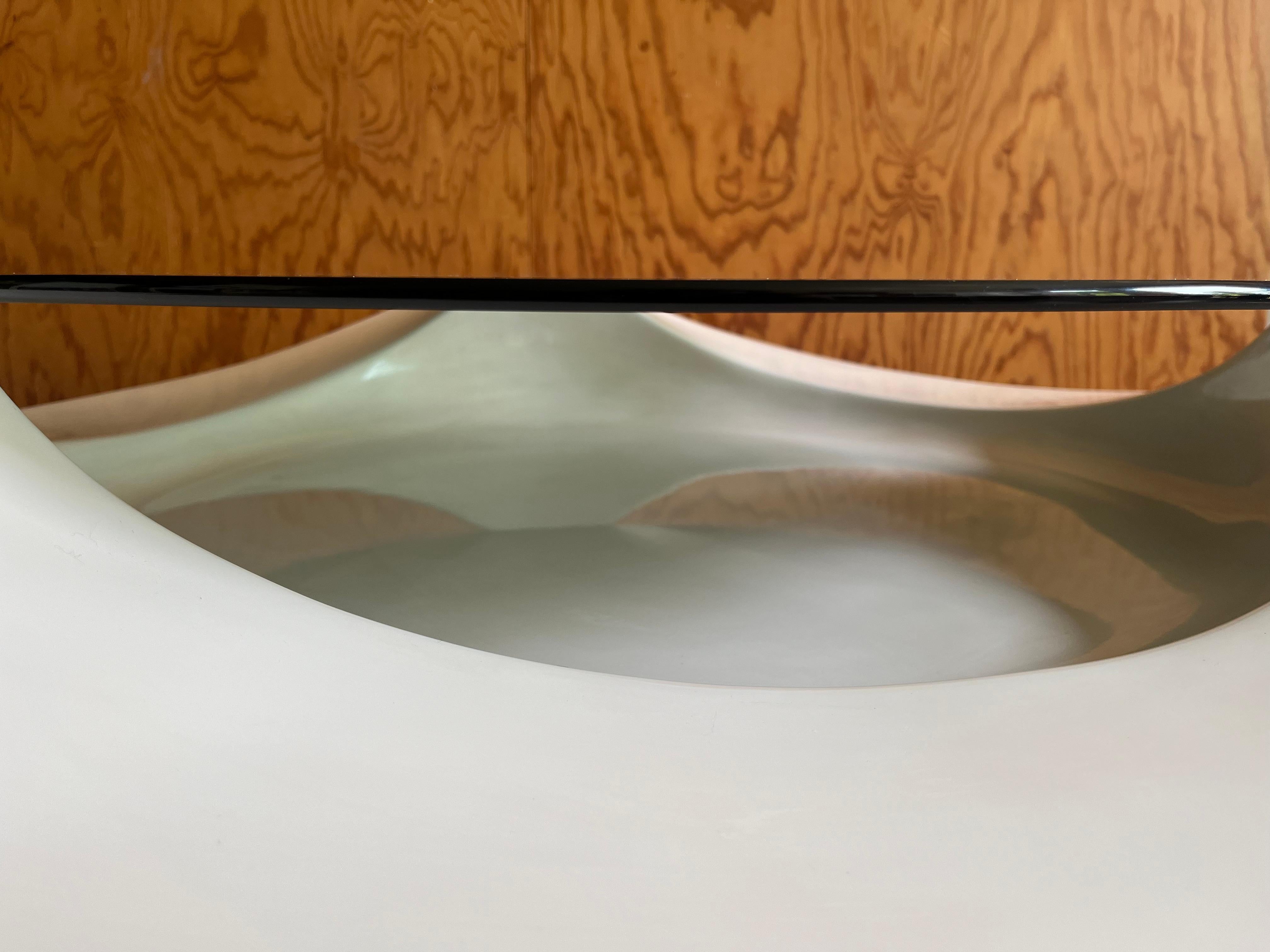 Mid-Century Modern Table 'UfoTable' en fibre de verre blanc et verre fumé par Astarte Milan 1960s