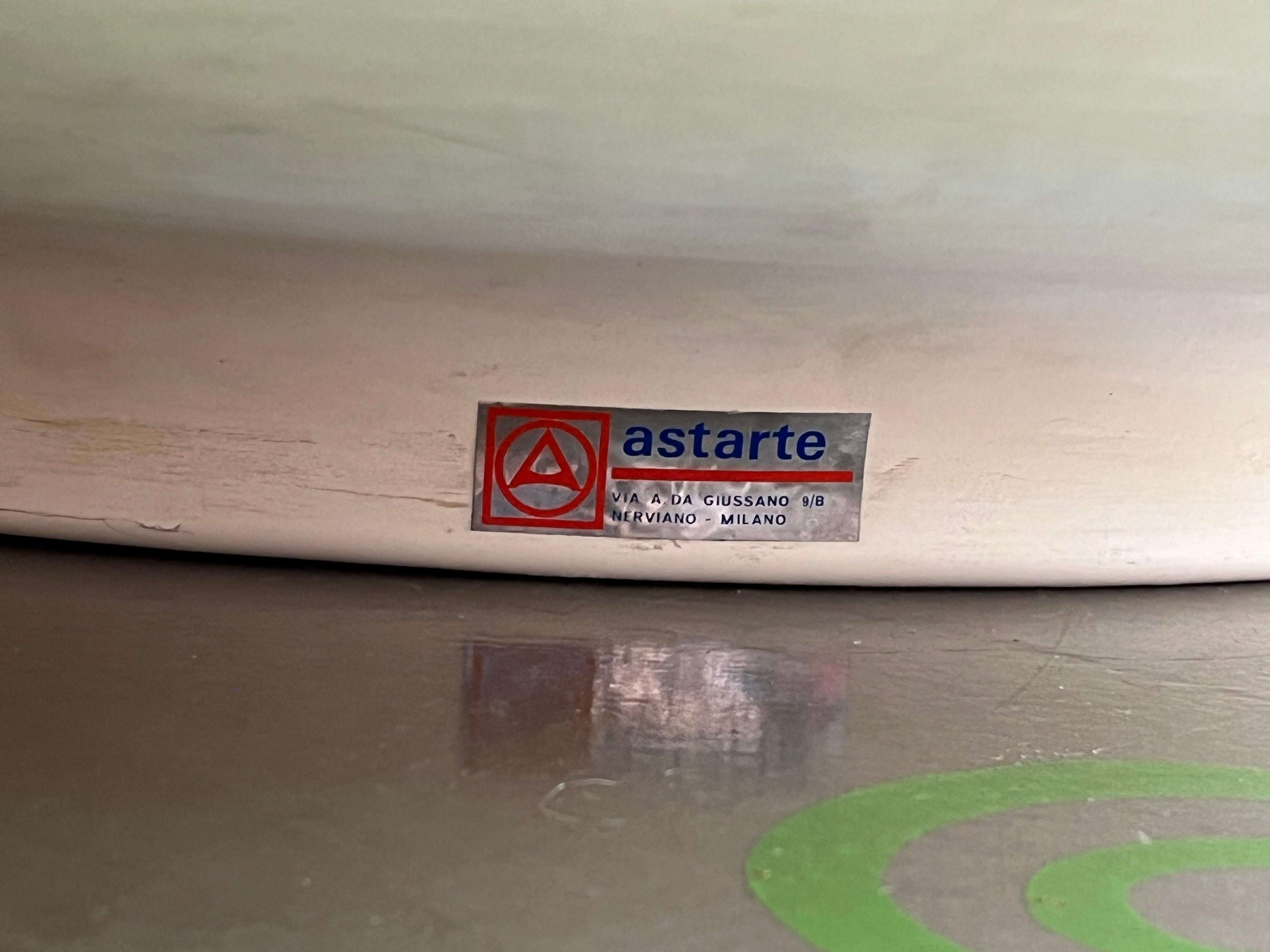 Weißer Tisch aus Fiberglas und Rauchglas 'UfoTable' von Astarte Mailand 1960s (Italienisch)