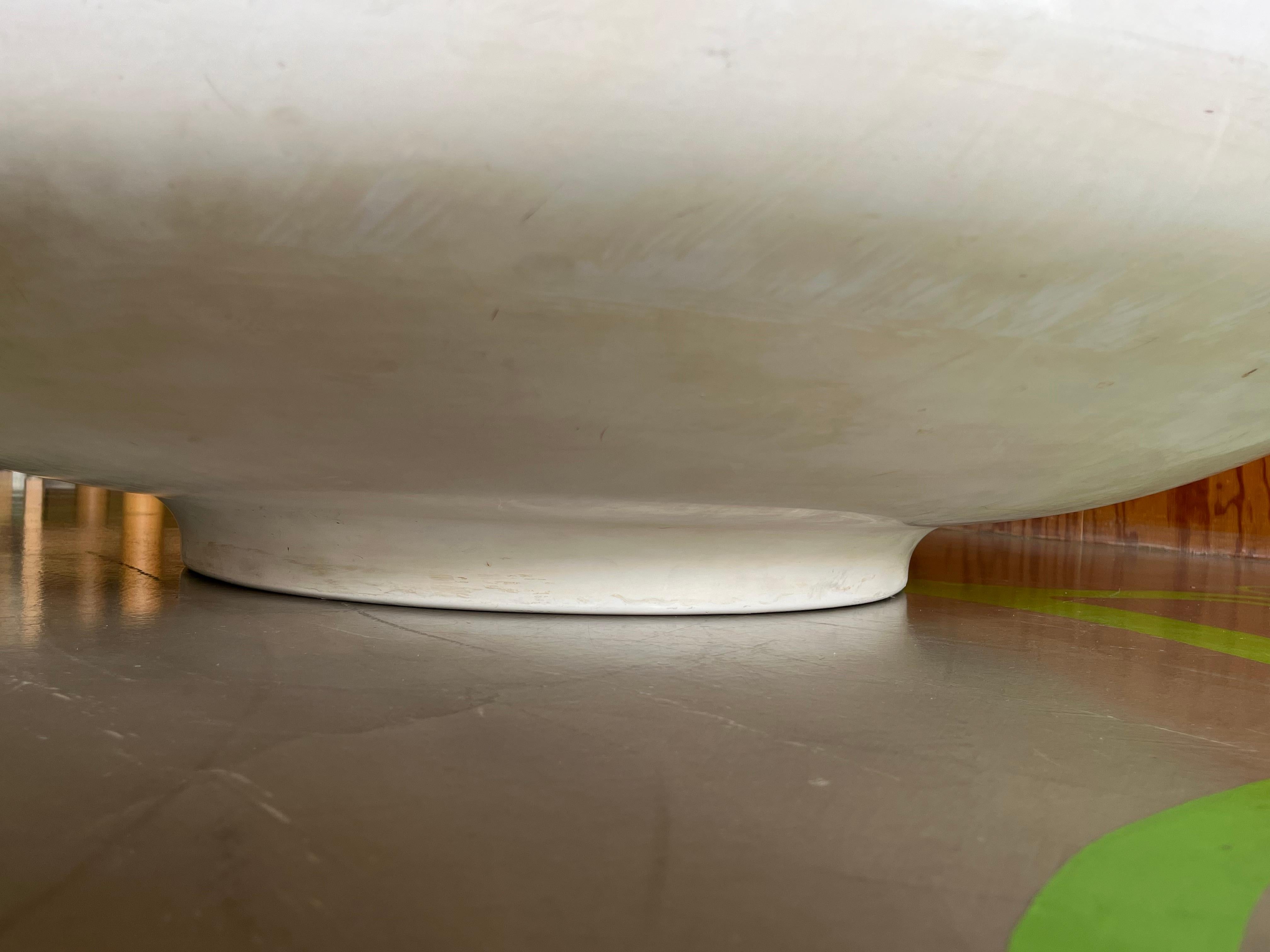 Weißer Tisch aus Fiberglas und Rauchglas 'UfoTable' von Astarte Mailand 1960s (Mitte des 20. Jahrhunderts)