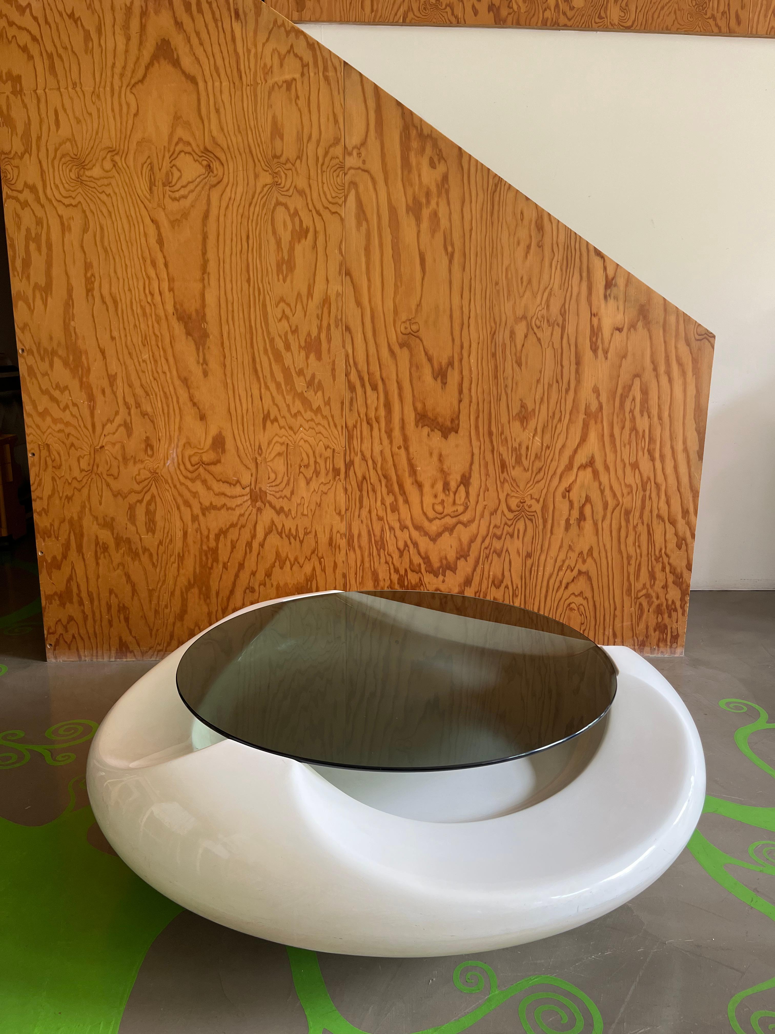 Weißer Tisch aus Fiberglas und Rauchglas 'UfoTable' von Astarte Mailand 1960s (Glas)