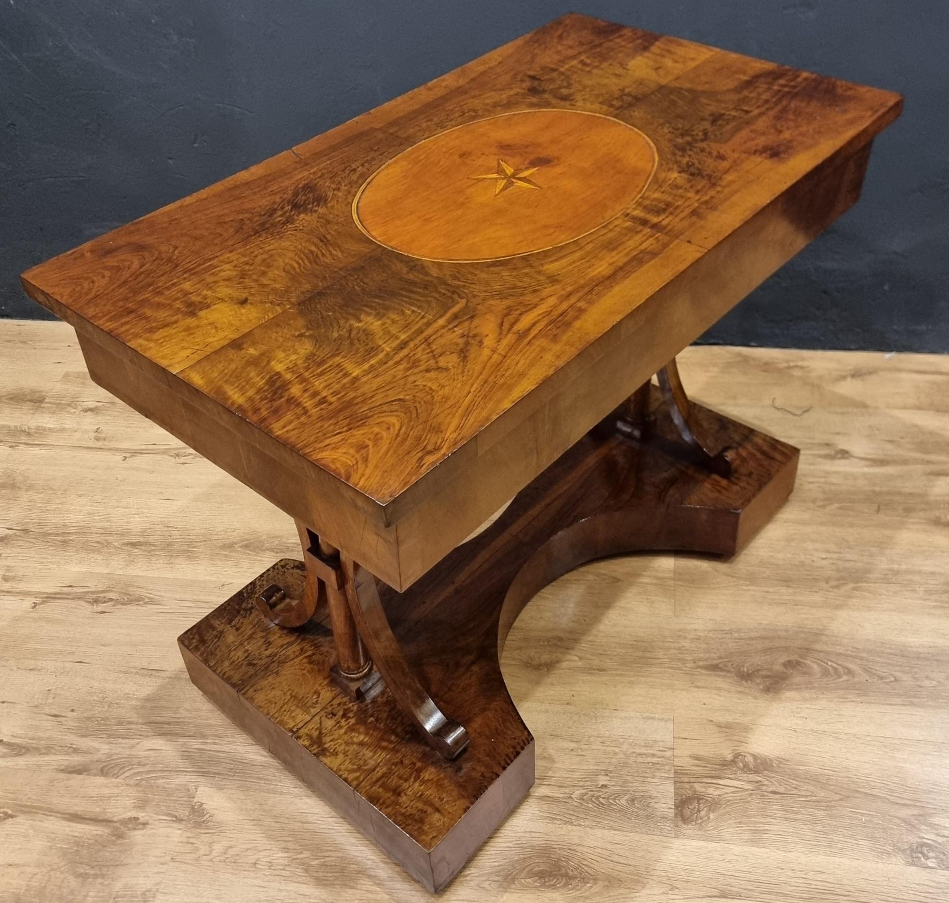 Table basse en noyer Biedermeier 1820 : L'élégance intemporelle en vente 4