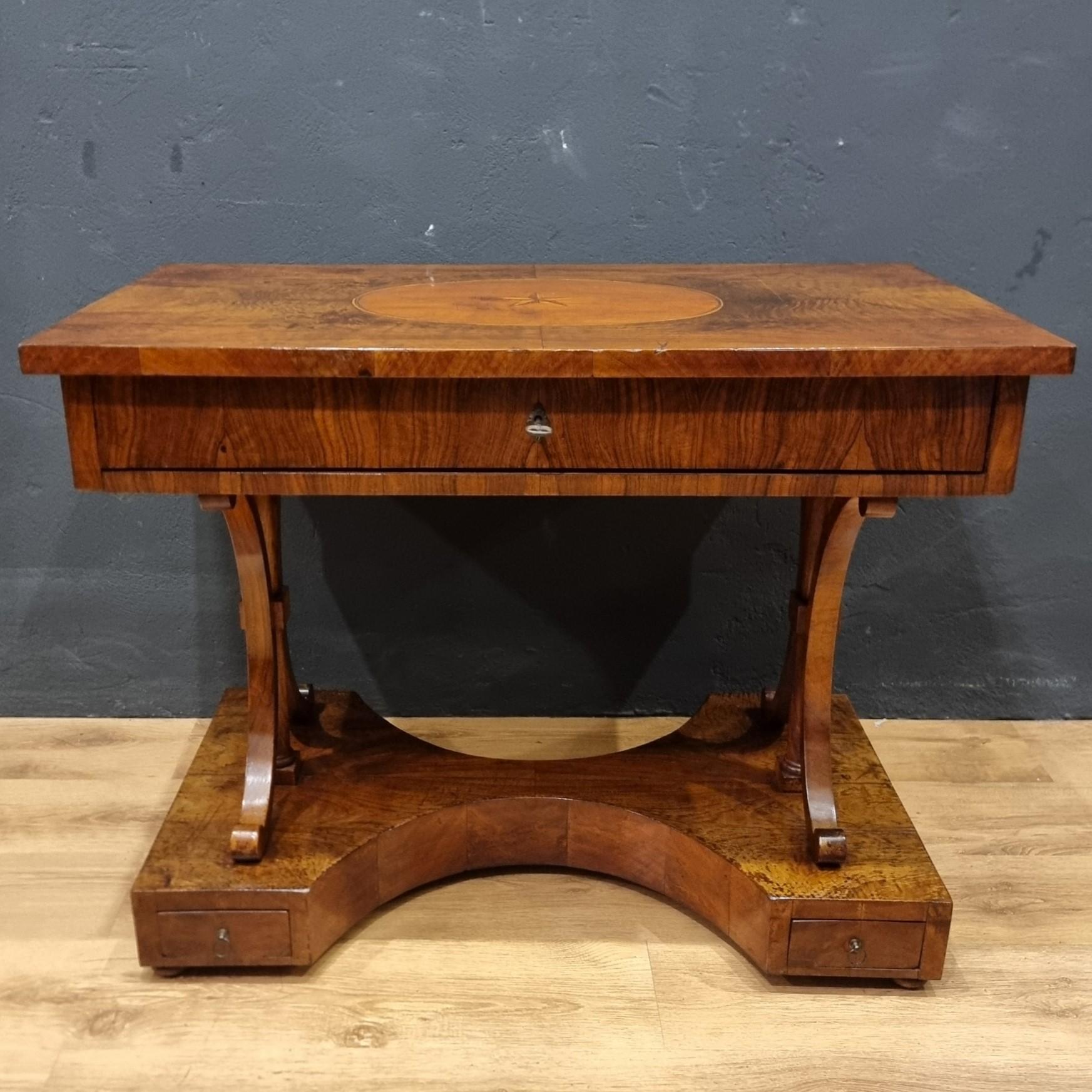 Table basse en noyer Biedermeier 1820 : L'élégance intemporelle en vente 5