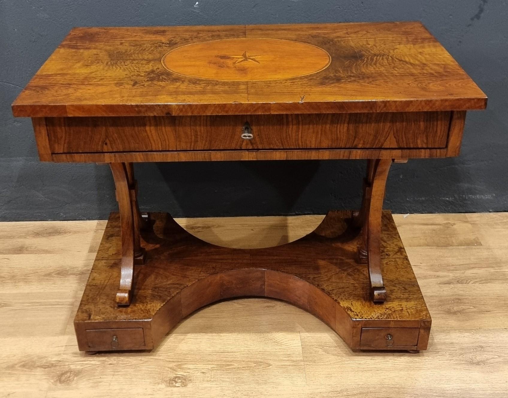 Table basse en noyer Biedermeier 1820 : L'élégance intemporelle en vente 6