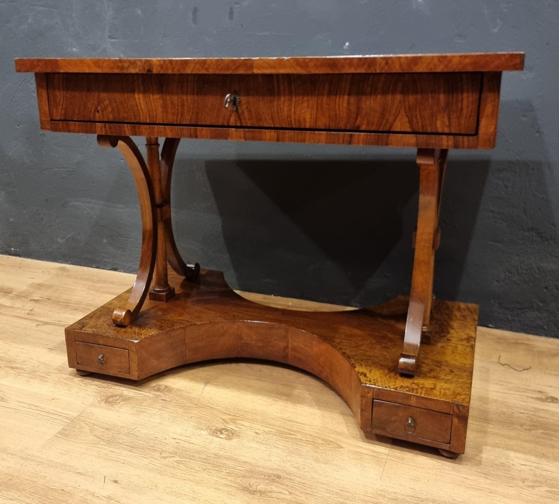 Table basse en noyer Biedermeier 1820 : L'élégance intemporelle
Cette table basse Biedermeier de 1820 est un parfait exemple de l'artisanat de l'époque. Fabriqué en bois de noyer, il s'agit d'une pièce qui respire la sophistication et la classe. Le