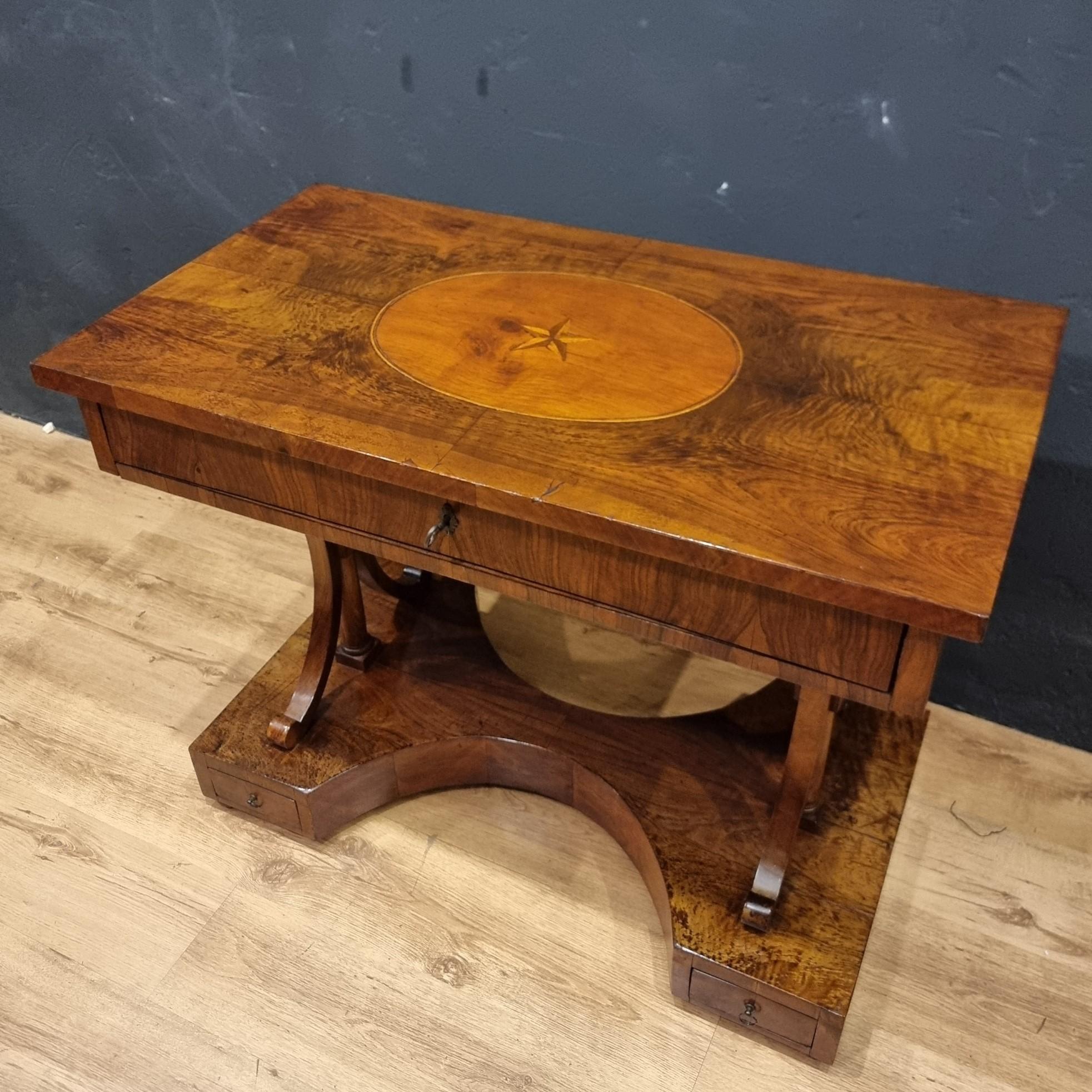 Italian Table basse en noyer Biedermeier 1820 : L'élégance intemporelle en vente