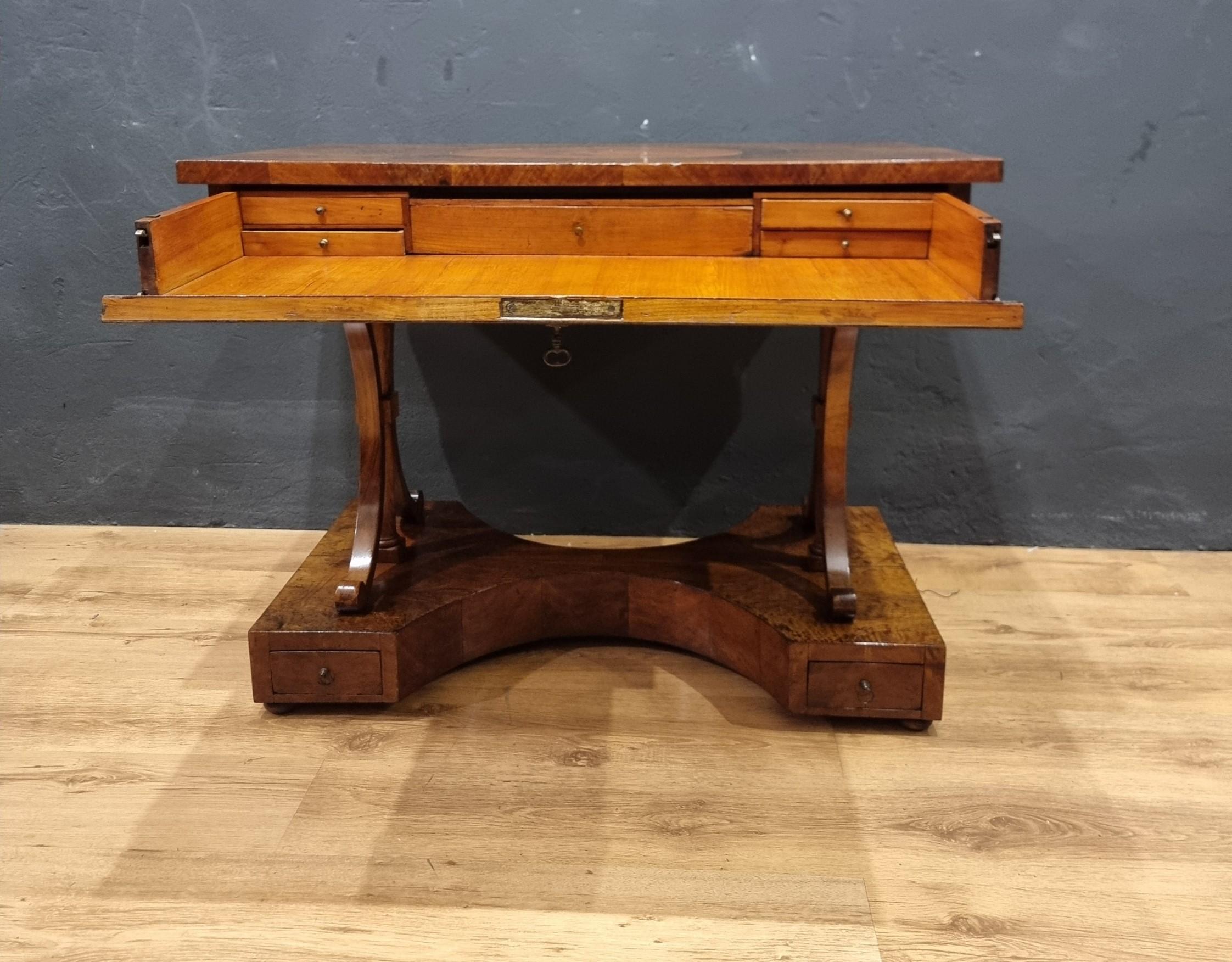 Table basse en noyer Biedermeier 1820 : L'élégance intemporelle Bon état - En vente à Villa Verucchio, Emilia-Romagna