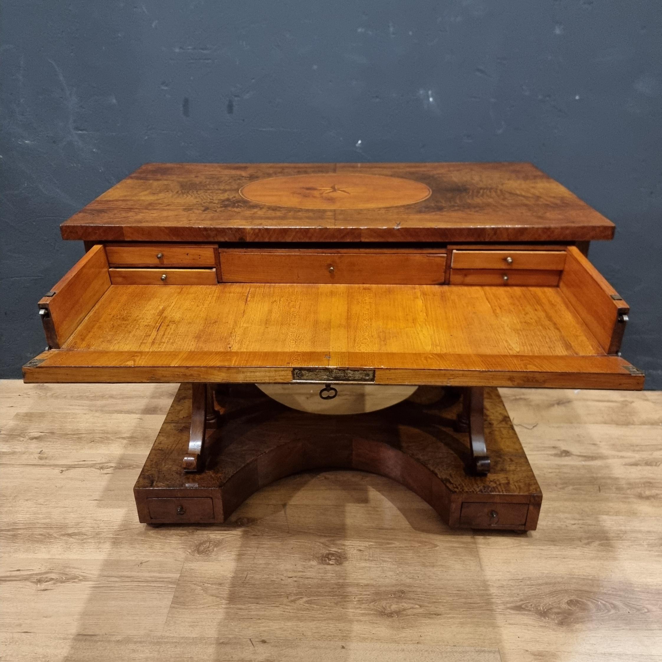 Early 19th Century Table basse en noyer Biedermeier 1820 : L'élégance intemporelle en vente