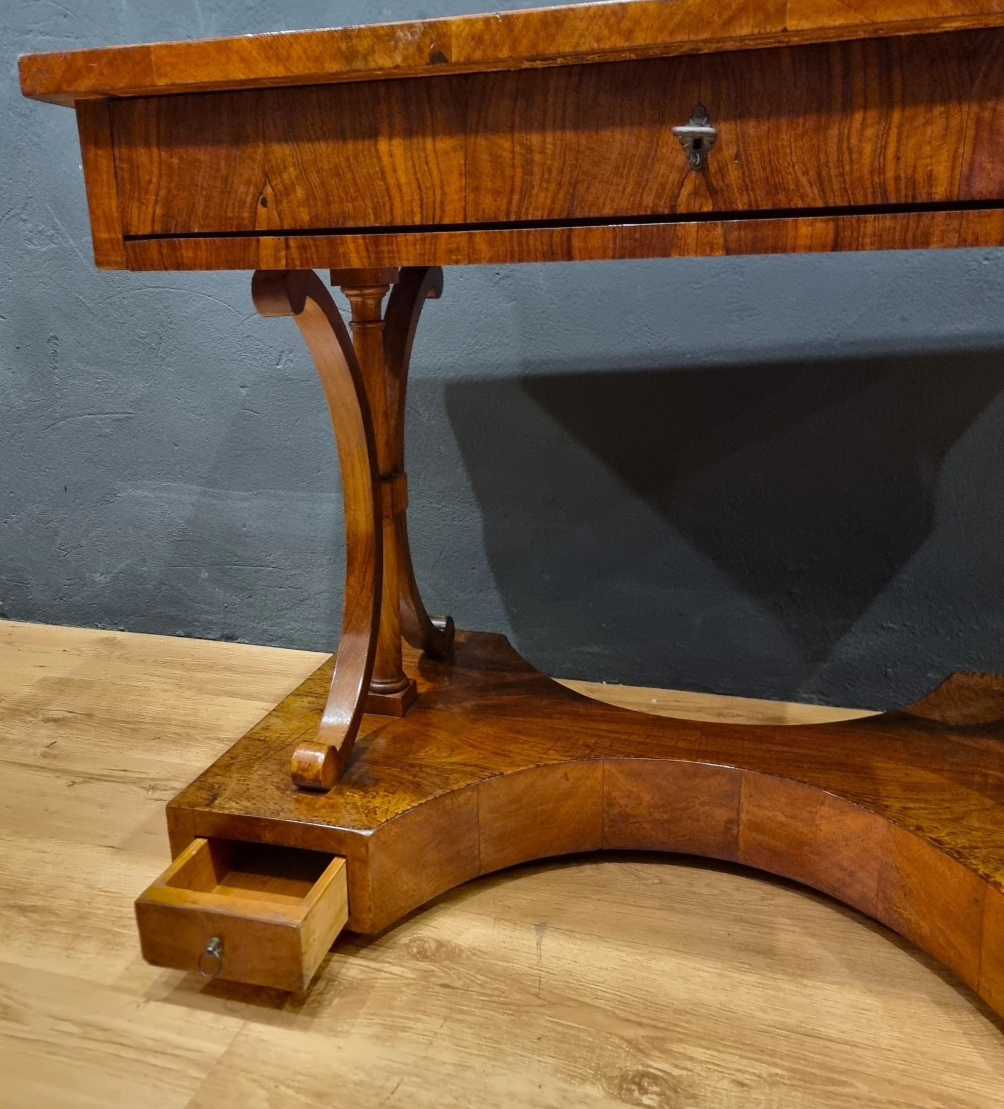 Noyer Table basse en noyer Biedermeier 1820 : L'élégance intemporelle en vente