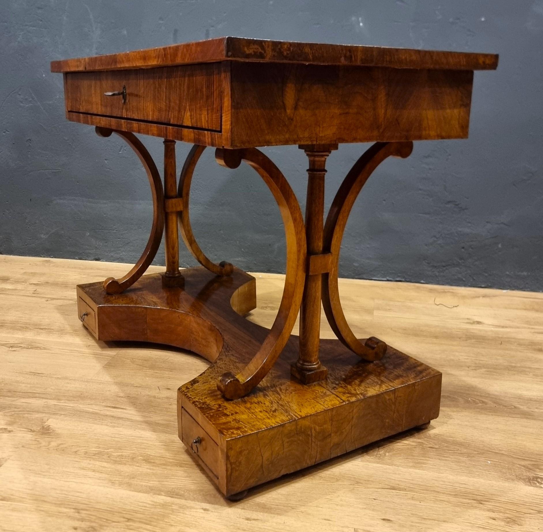 Table basse en noyer Biedermeier 1820 : L'élégance intemporelle en vente 1