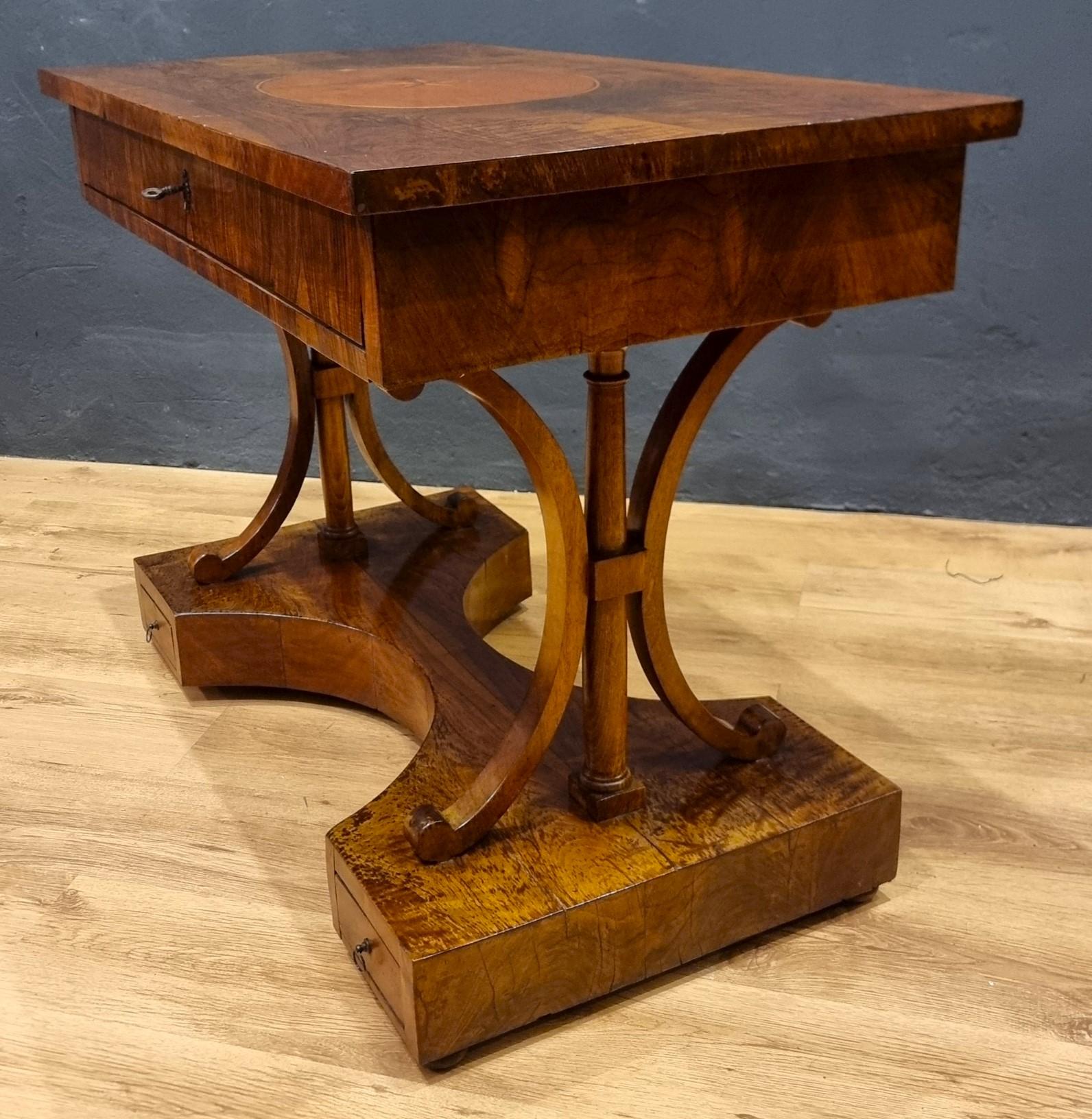 Table basse en noyer Biedermeier 1820 : L'élégance intemporelle en vente 2