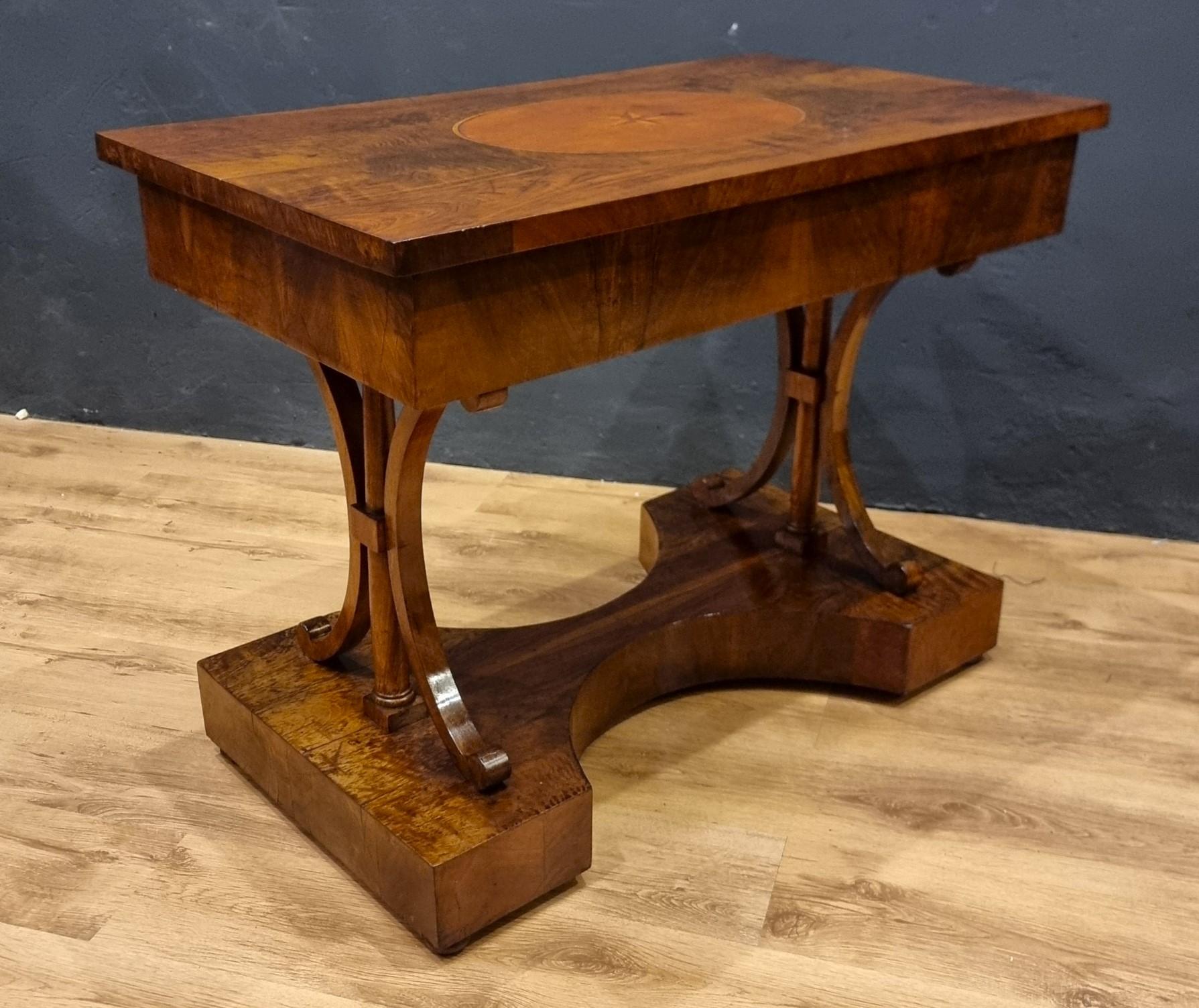 Table basse en noyer Biedermeier 1820 : L'élégance intemporelle en vente 3
