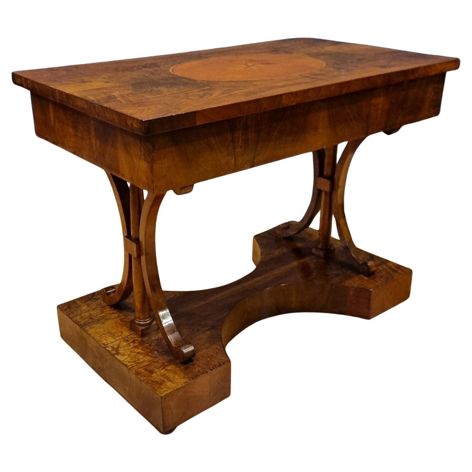 Table basse en noyer Biedermeier 1820 : L'élégance intemporelle
