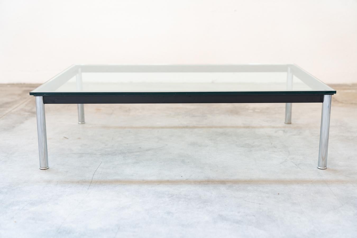 Table basse Cassina LCD 10, par Le Corbusier, 1970/1980
Table basse rectangulaire LC10 conçue par LE CORBUSIER, PIERRE 	JANNERET et CHARLOTTE PERRIAND pour CASSINA en acier chromé et verre 	tempéré. Pieds et cadre en acier chromé trivalent (CR3)